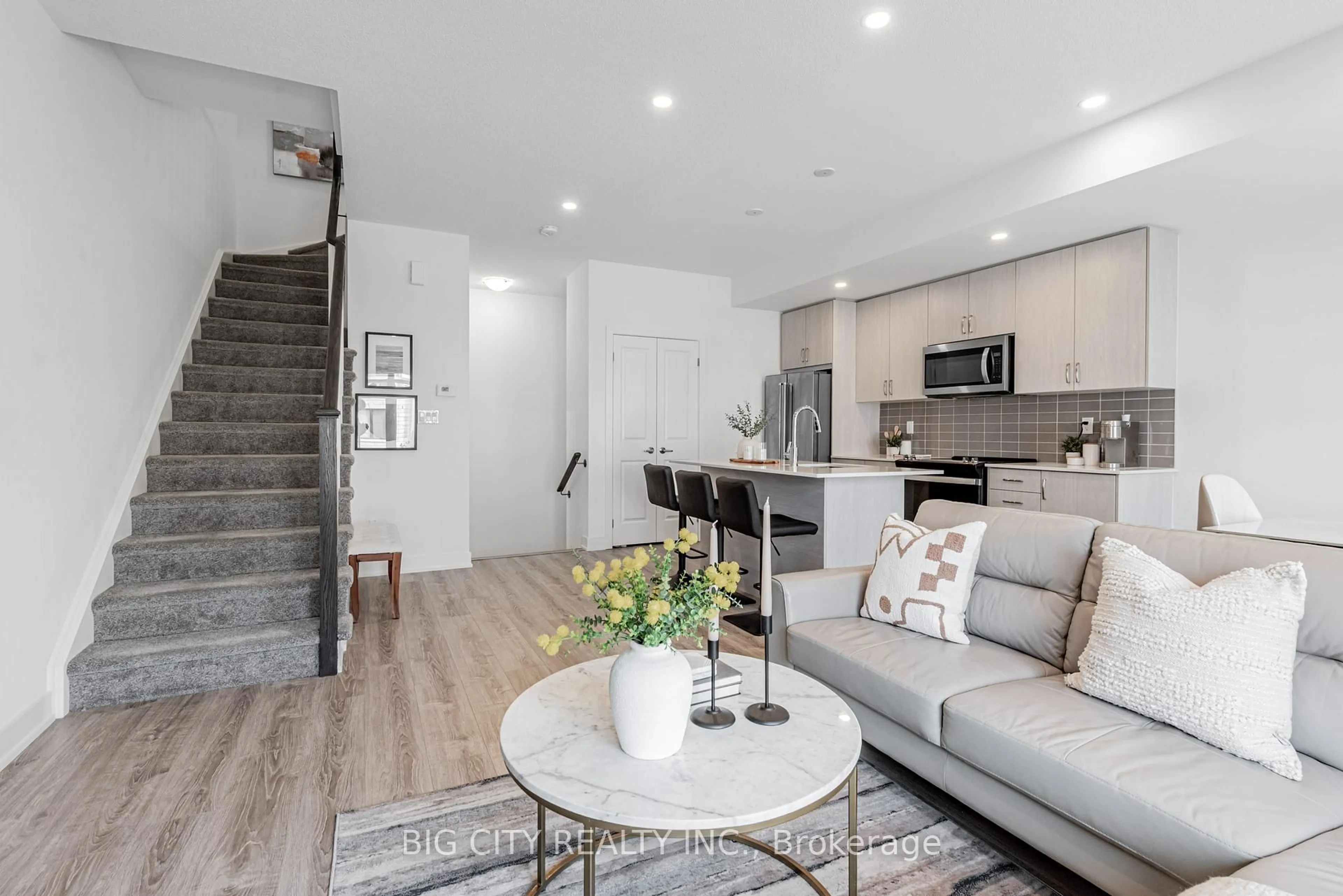 Open concept kitchen, unknown for 27 Canton Lane, Whitchurch-Stouffville Ontario L4A 4W8