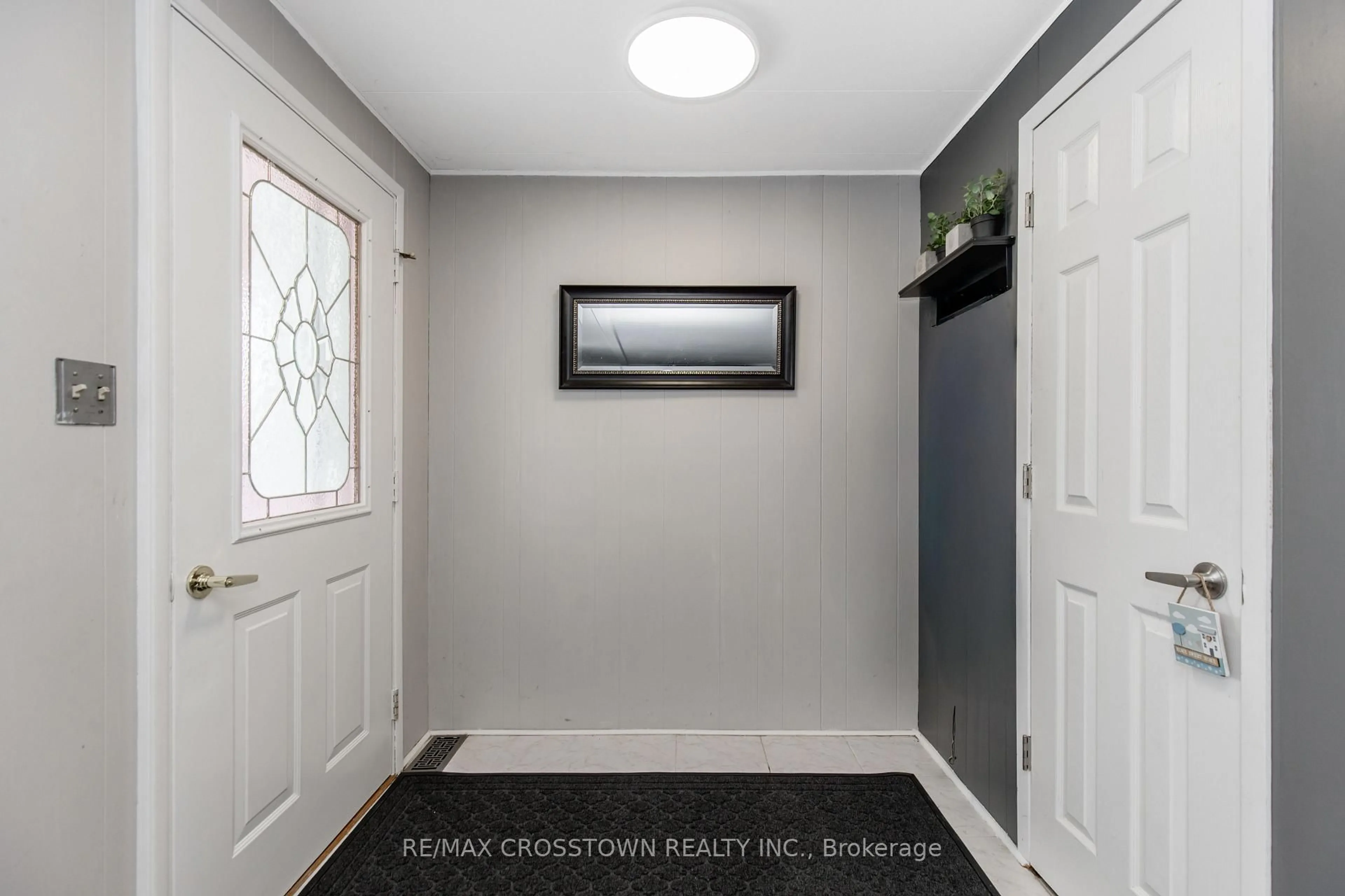 Indoor entryway for 3 Fairbirch Crt, Innisfil Ontario L9S 1R2