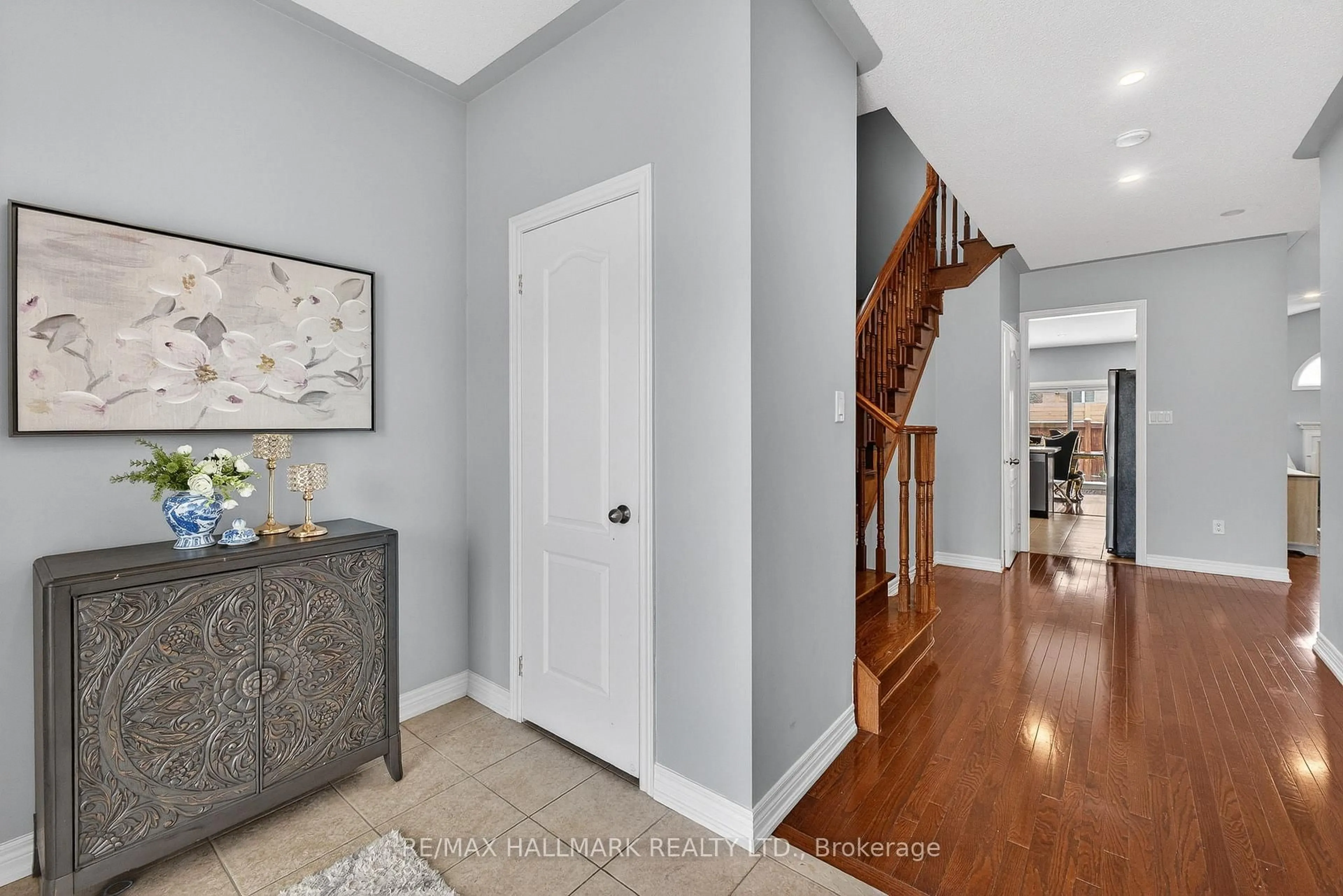 Indoor entryway for 77 Maurier Blvd, Vaughan Ontario L6A 0V1