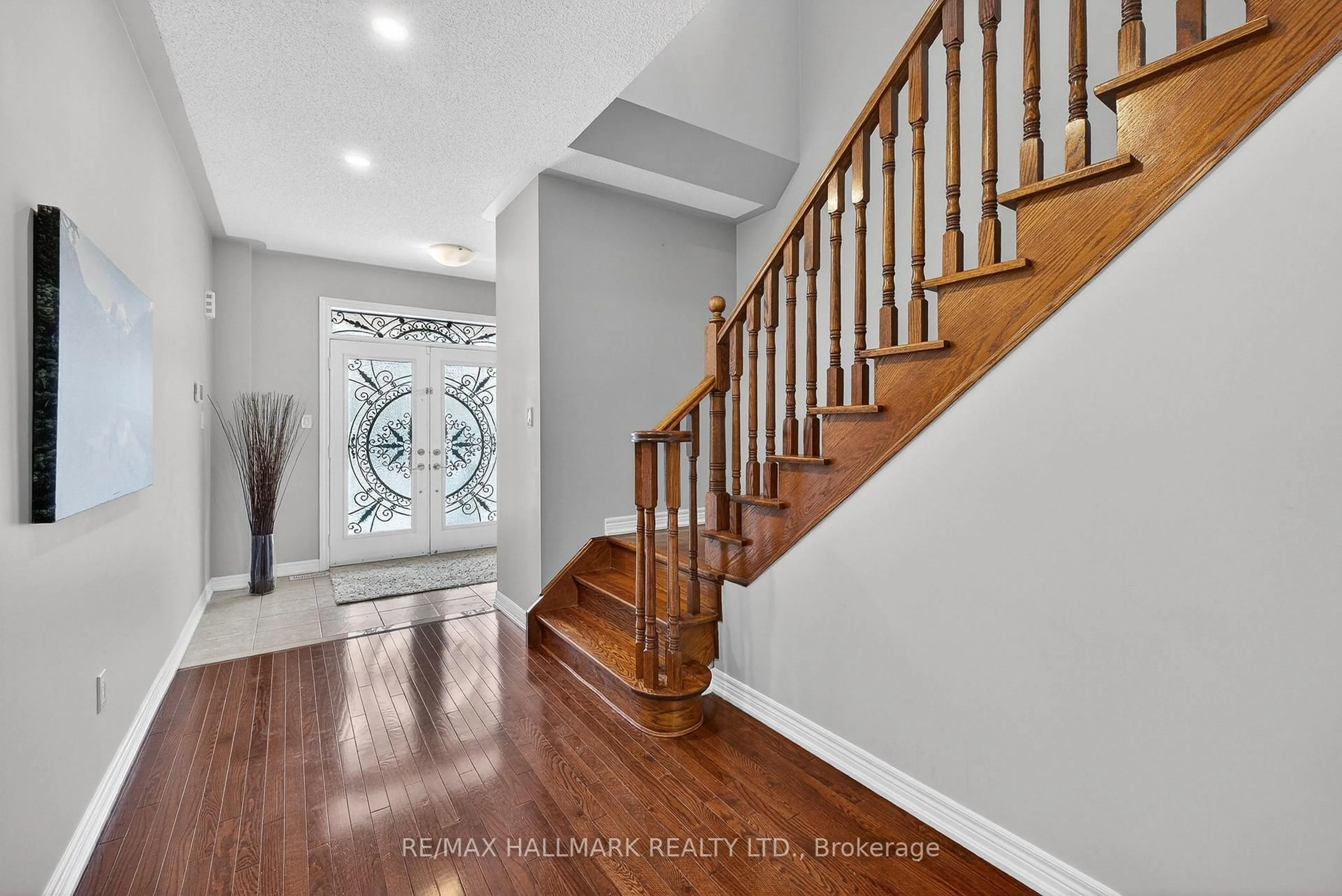 Indoor entryway for 77 Maurier Blvd, Vaughan Ontario L6A 0V1