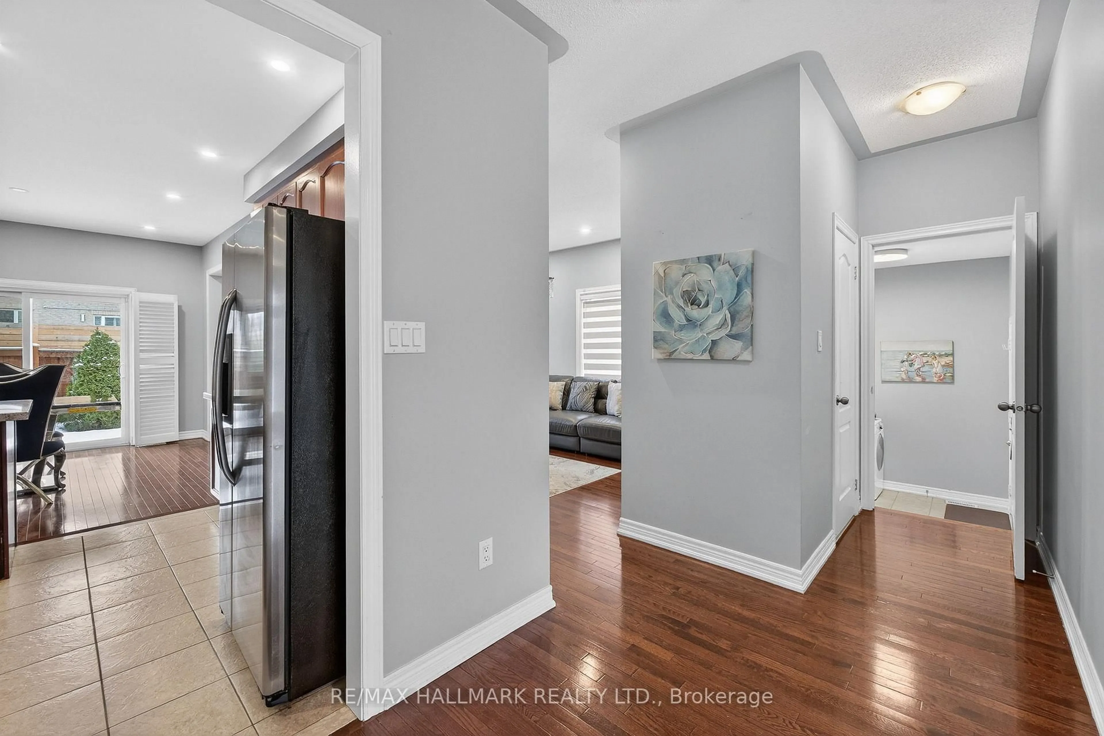Indoor entryway for 77 Maurier Blvd, Vaughan Ontario L6A 0V1