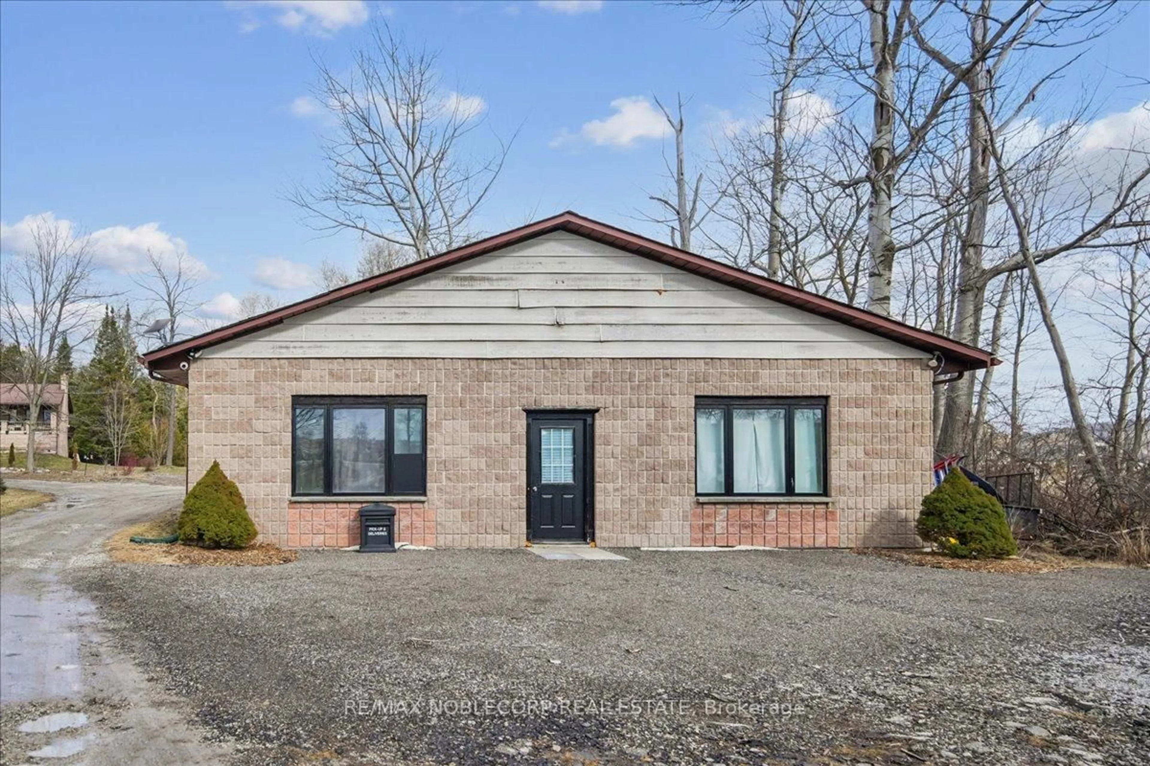 Home with brick exterior material, building for 1945 10th Sdrd, New Tecumseth Ontario L0G 1W0