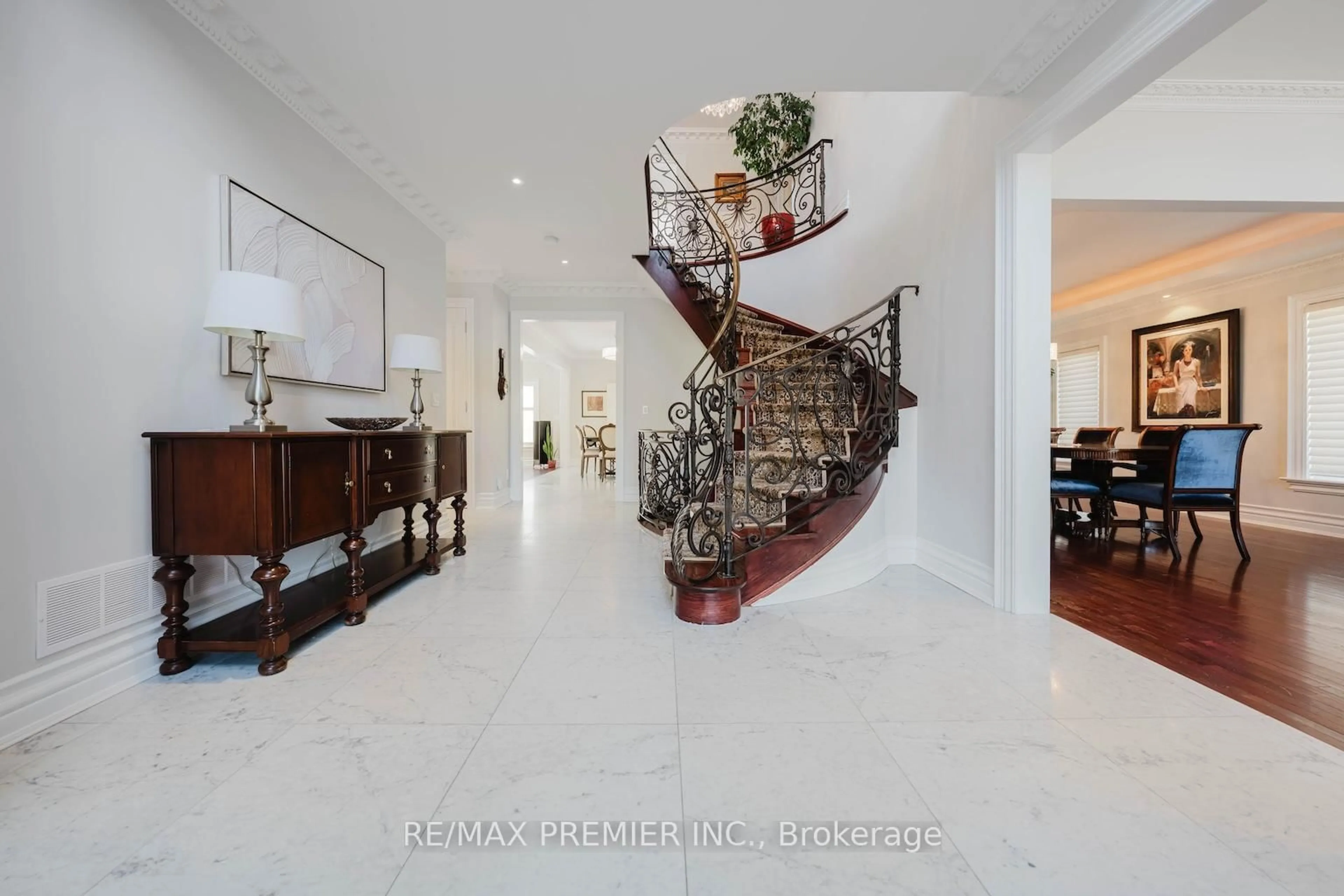 Indoor foyer for 85 Gregory Scott Dr, Vaughan Ontario L4H 1K7