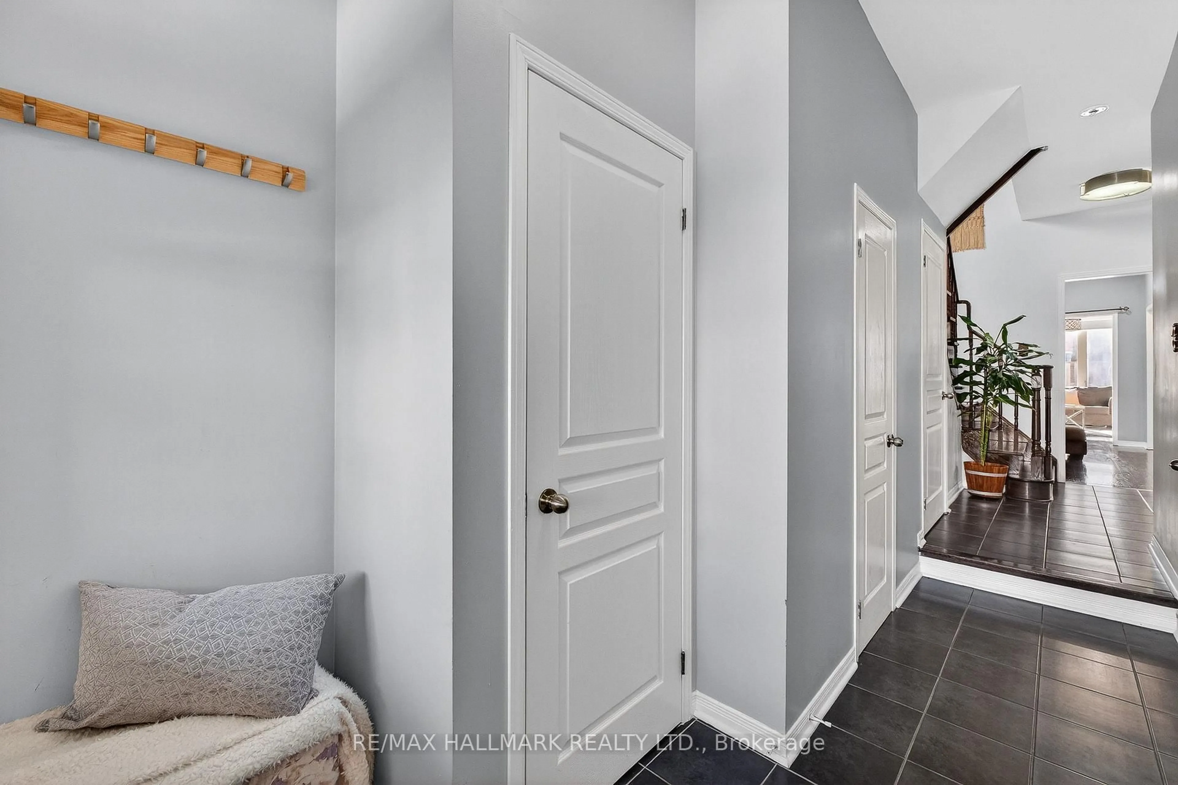Indoor entryway for 30 Catalpa Cres, Vaughan Ontario L6A 0R6