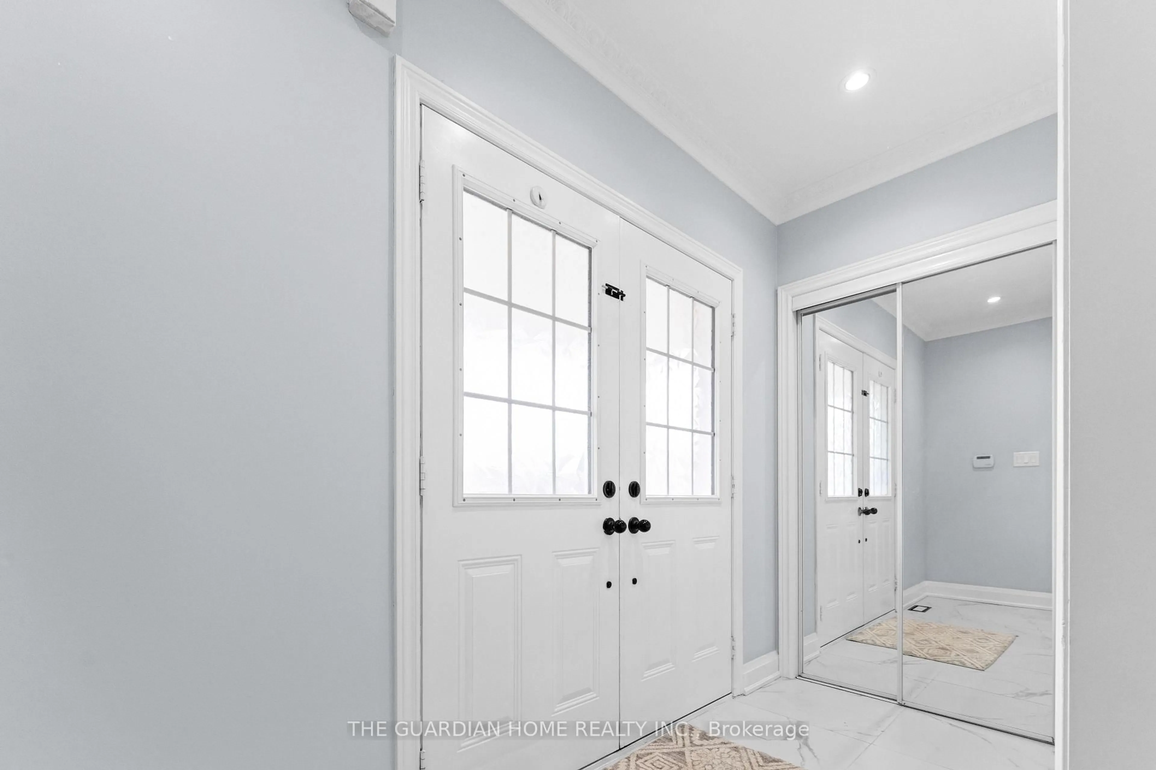 Indoor entryway for 73 Crowther Dr, Newmarket Ontario L3X 3G4