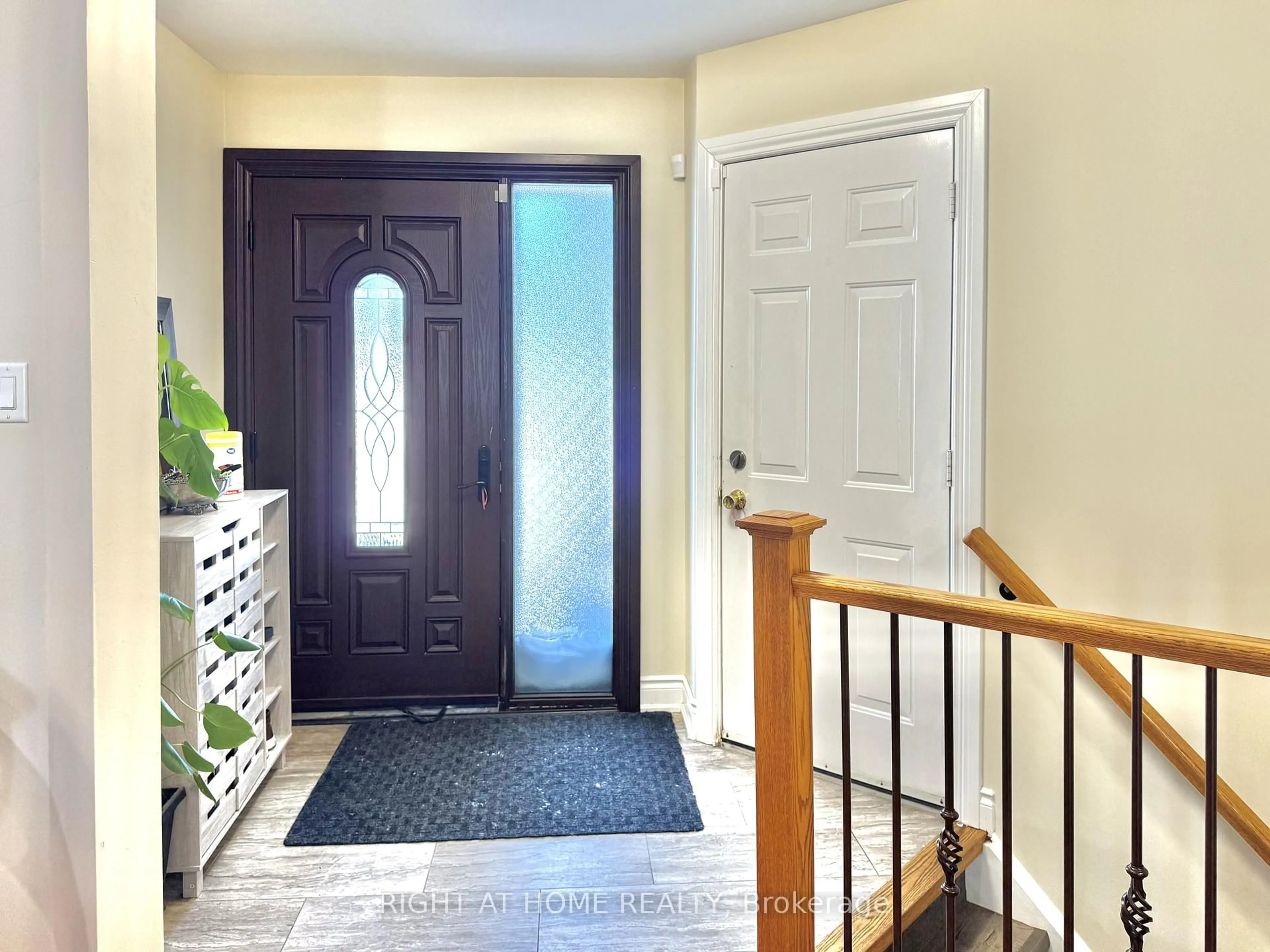 Indoor entryway for 1148 Leslie Dr, Innisfil Ontario L9S 2A8