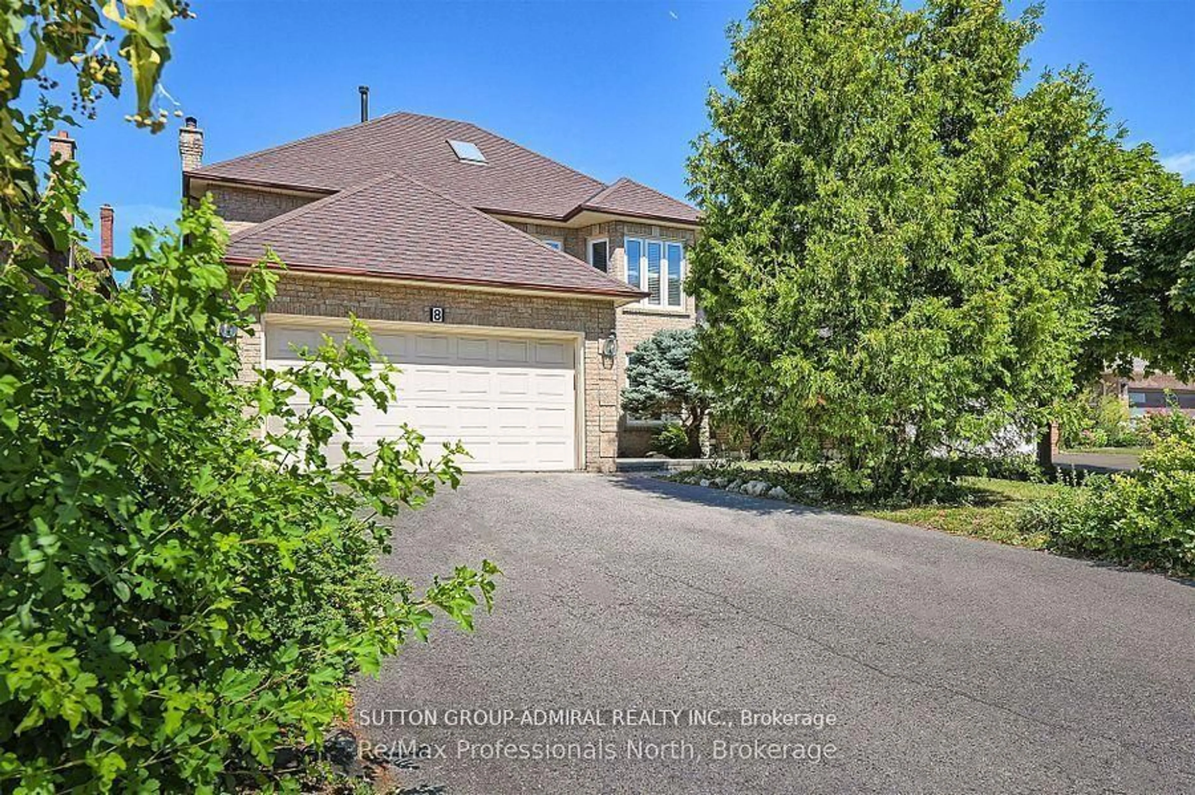 A pic from outside/outdoor area/front of a property/back of a property/a pic from drone, street for 8 Elmsley Dr, Richmond Hill Ontario L4C 8N1