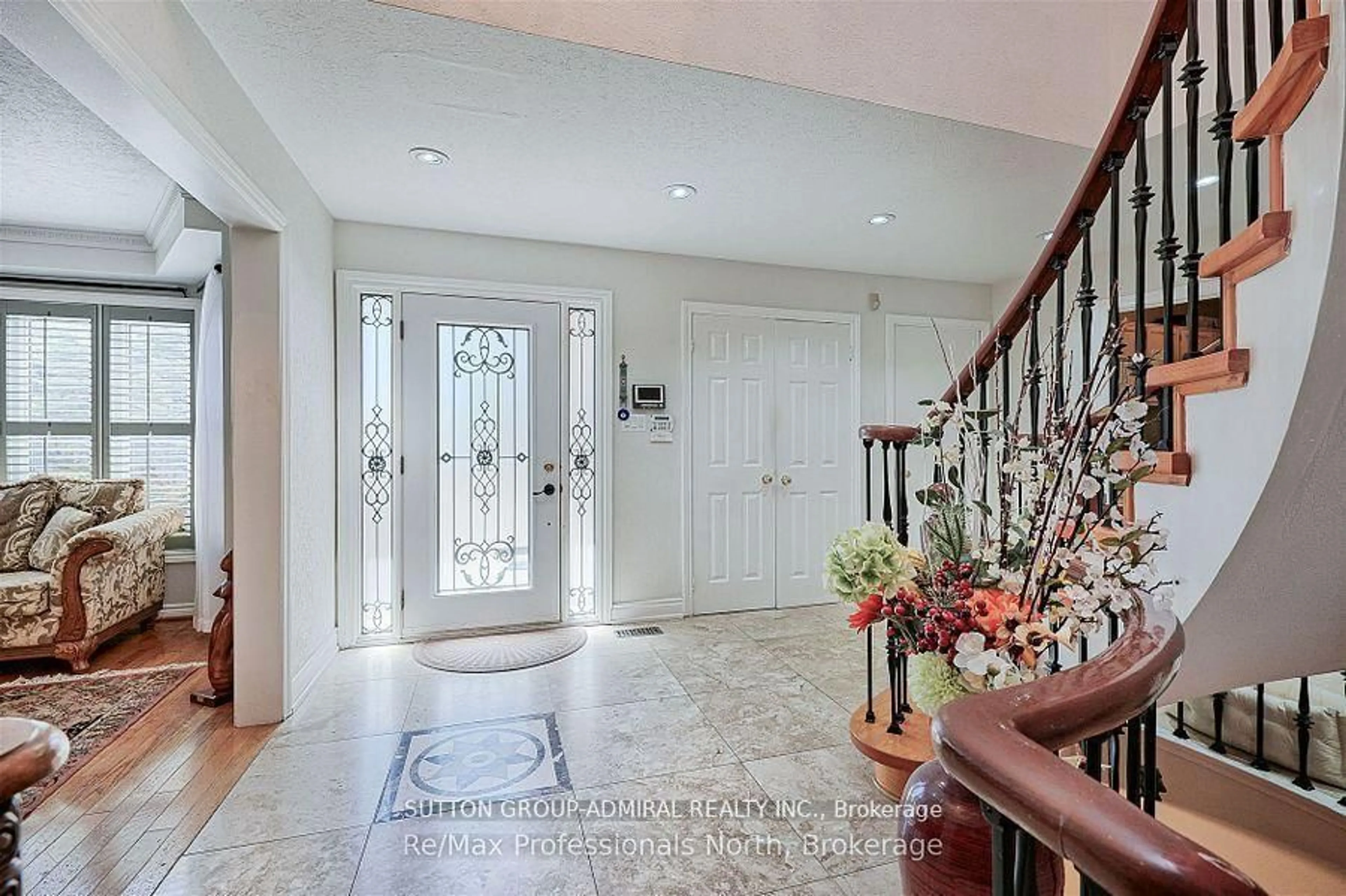 Indoor entryway for 8 Elmsley Dr, Richmond Hill Ontario L4C 8N1