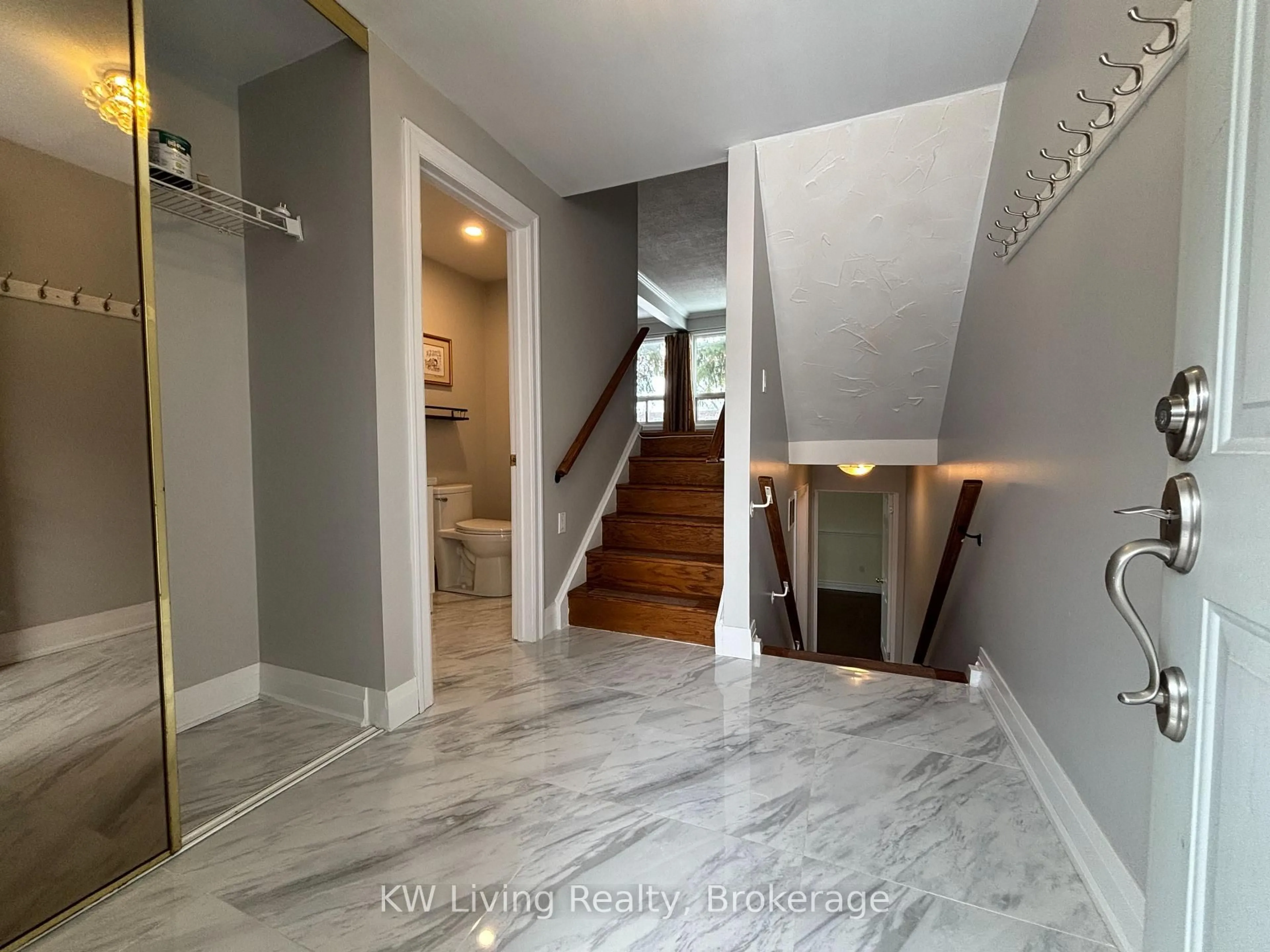 Indoor entryway for 646 Village Pkwy #28, Markham Ontario L3R 2S7