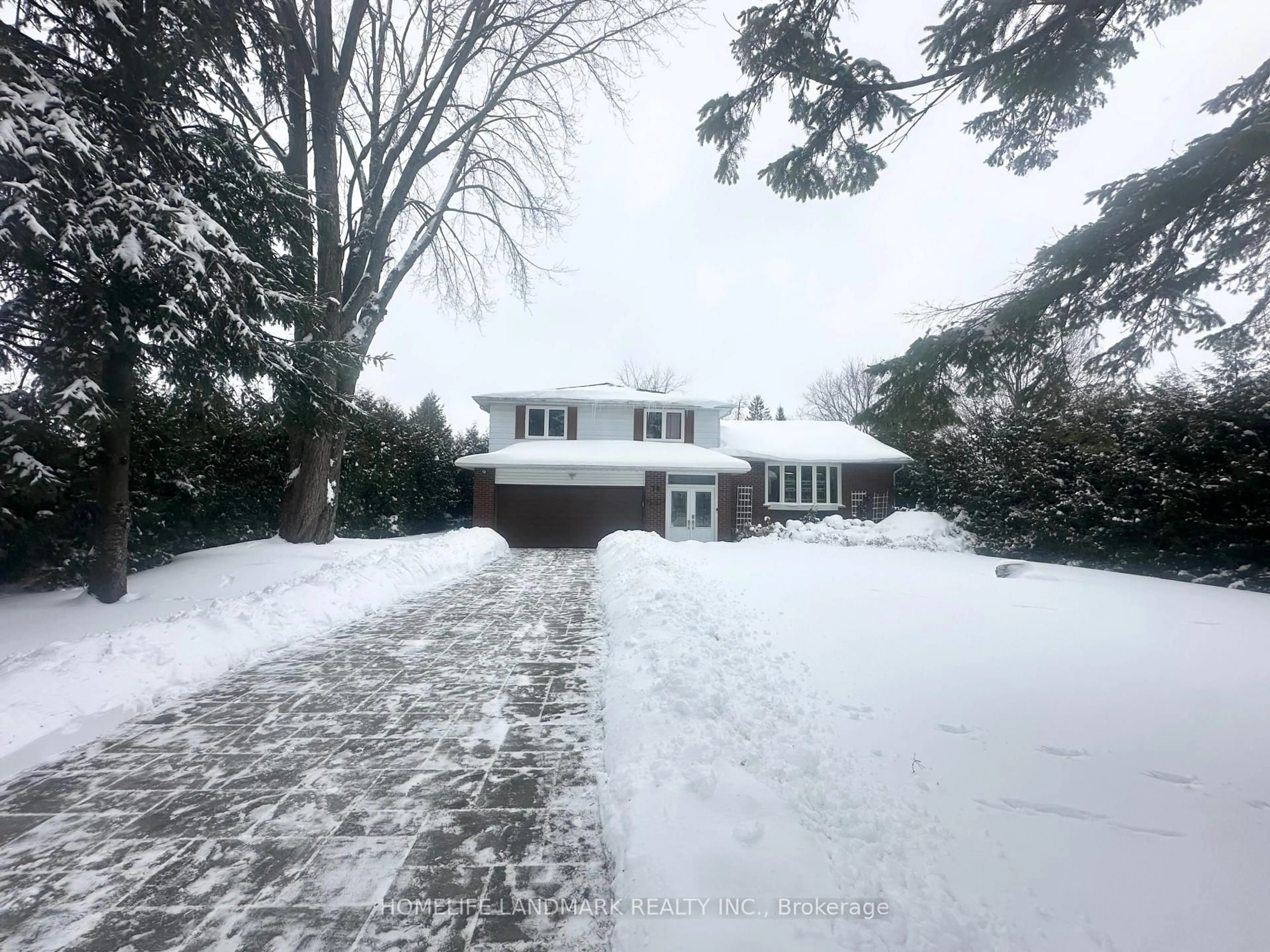 A pic from outside/outdoor area/front of a property/back of a property/a pic from drone, street for 70 Maple Grove Ave, Richmond Hill Ontario L4E 2X2