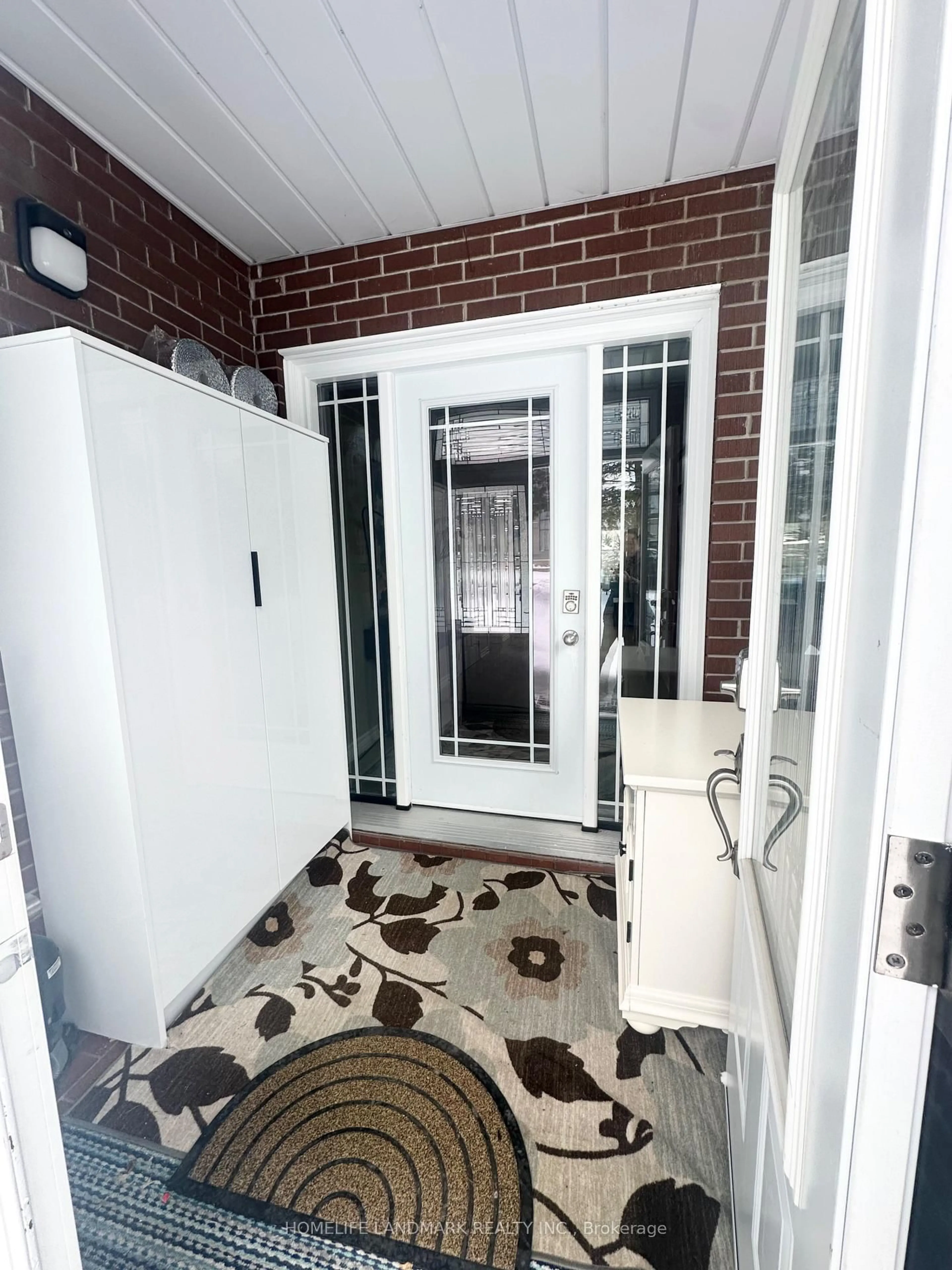 Indoor entryway for 70 Maple Grove Ave, Richmond Hill Ontario L4E 2X2