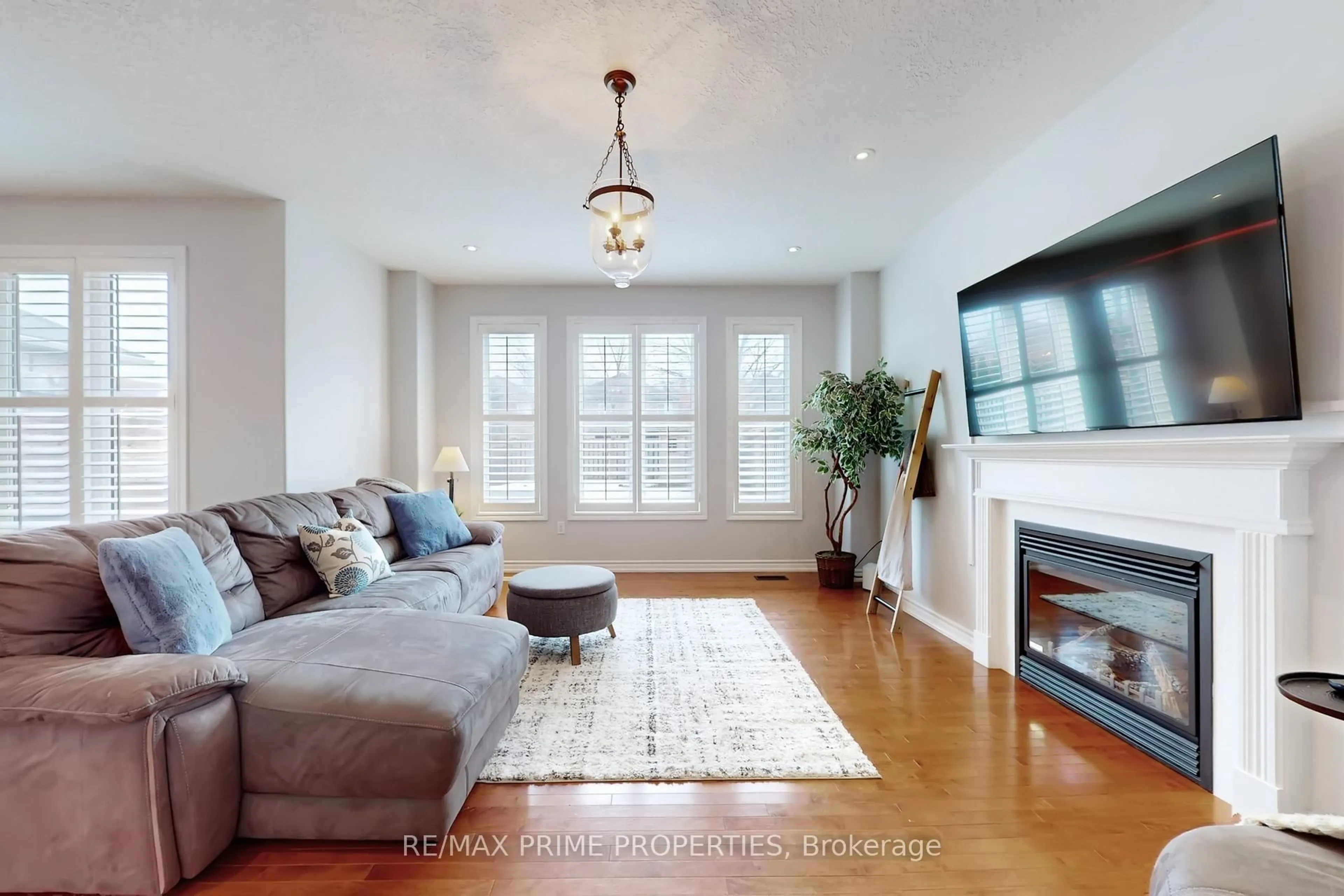 Living room with furniture, unknown for 947 Booth Ave, Innisfil Ontario L9S 0A5