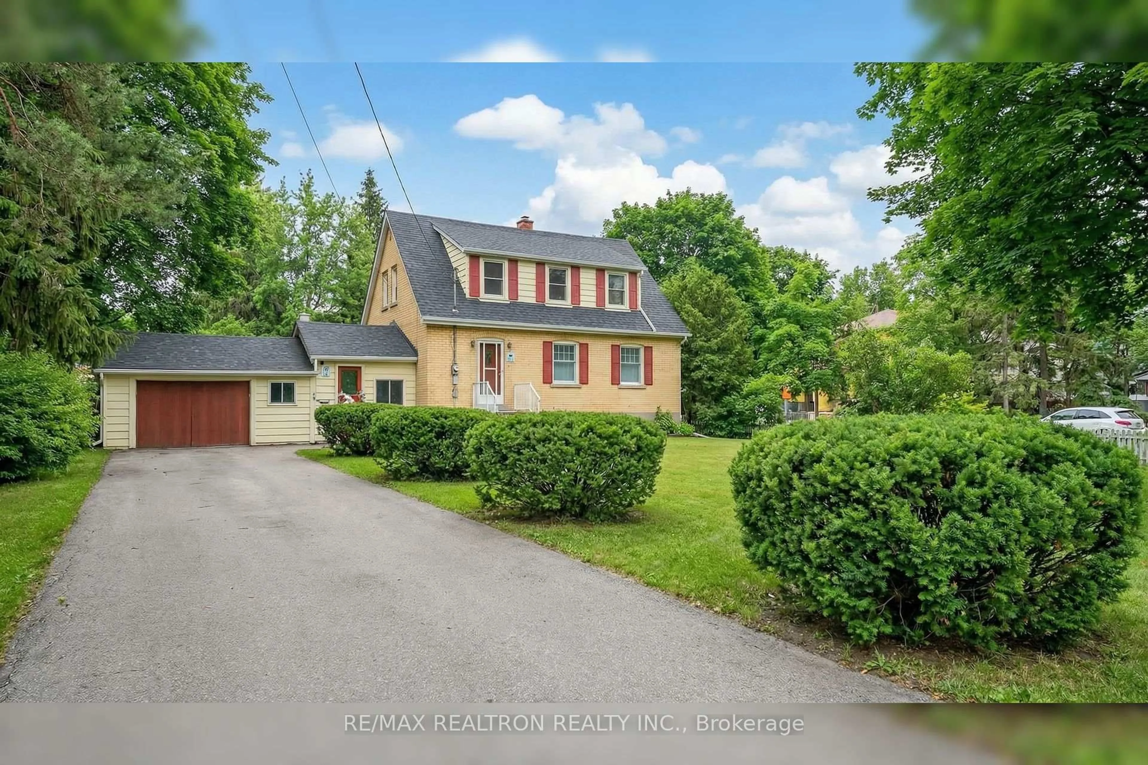 A pic from outside/outdoor area/front of a property/back of a property/a pic from drone, street for 35 John St, Markham Ontario L3T 1Y1