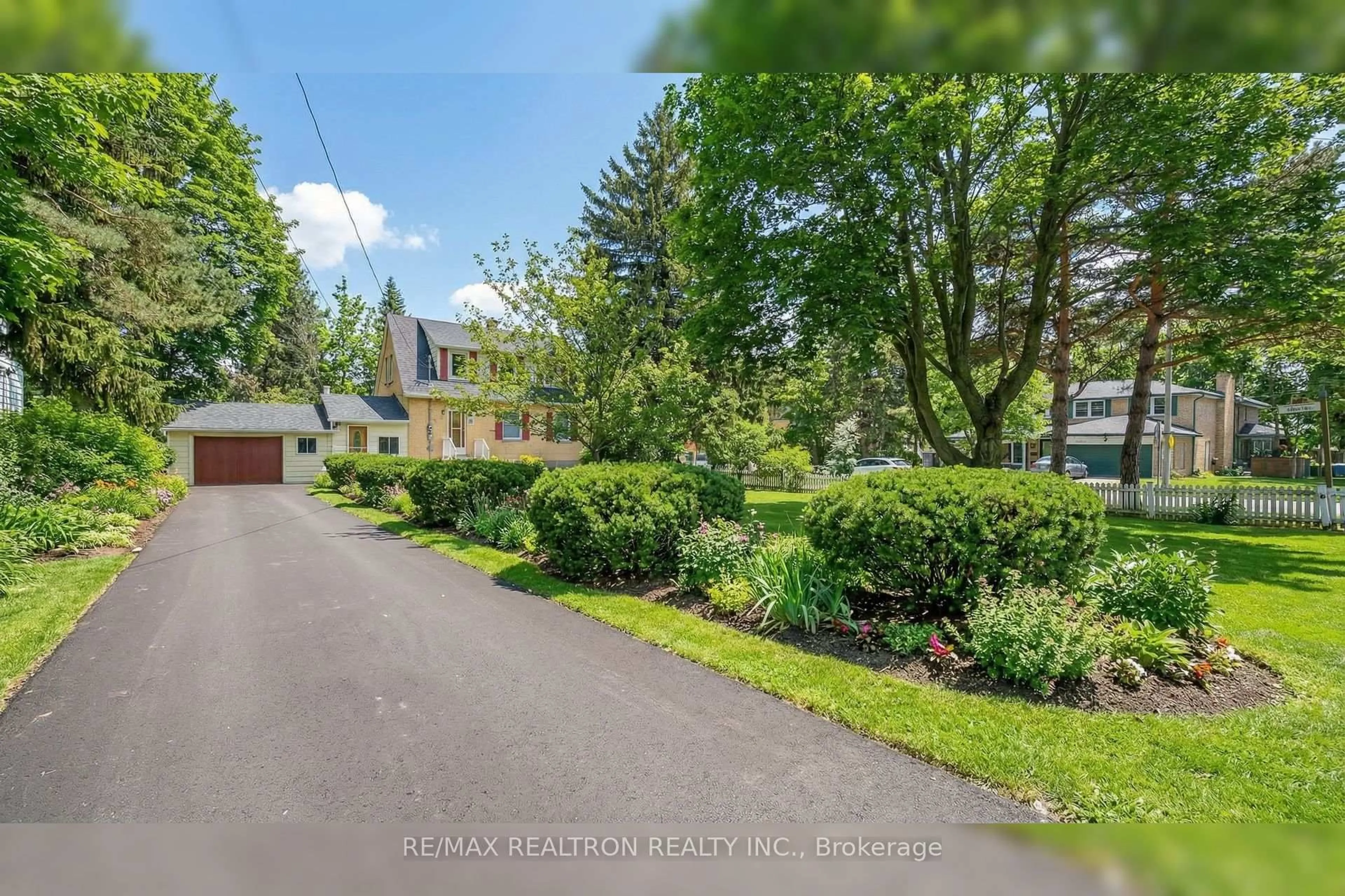 A pic from outside/outdoor area/front of a property/back of a property/a pic from drone, street for 35 John St, Markham Ontario L3T 1Y1