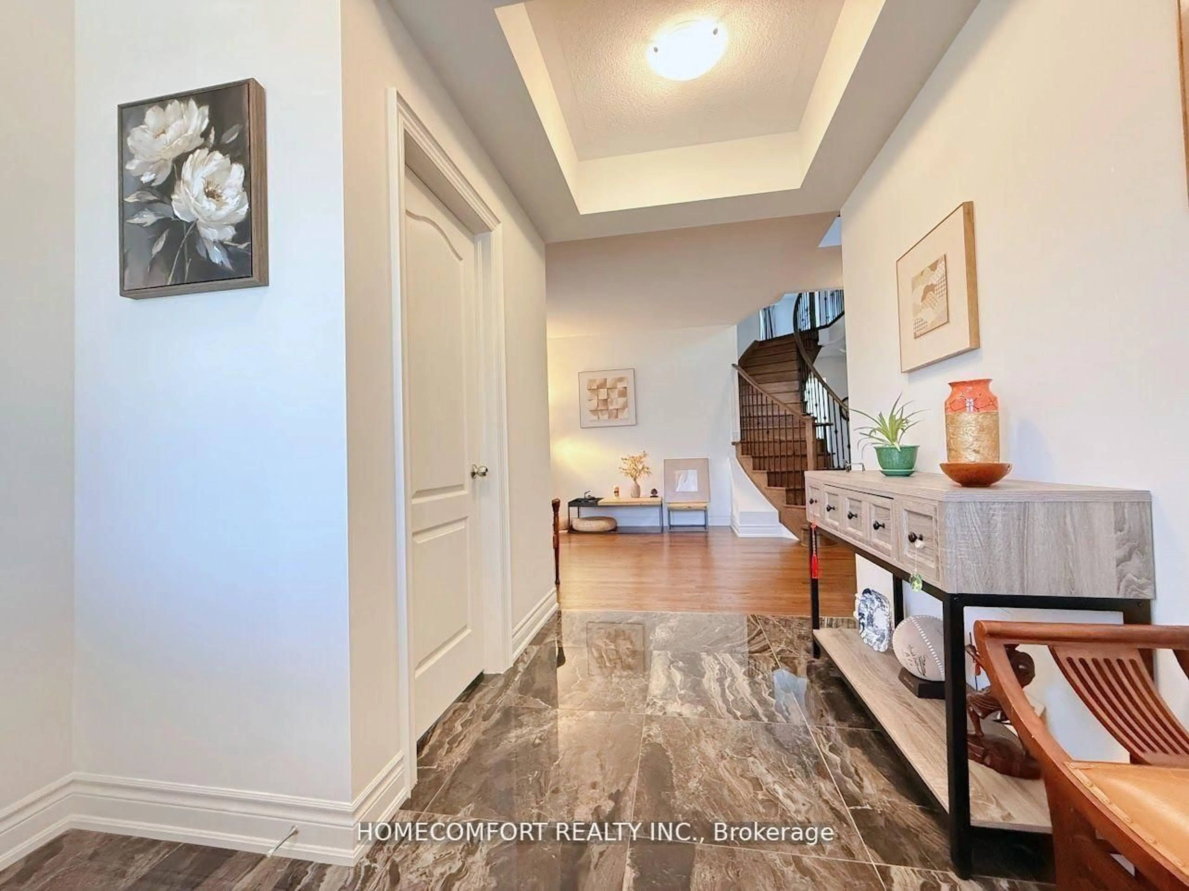 Indoor entryway for 945 Langford Blvd, Bradford West Gwillimbury Ontario L3Z 4J2