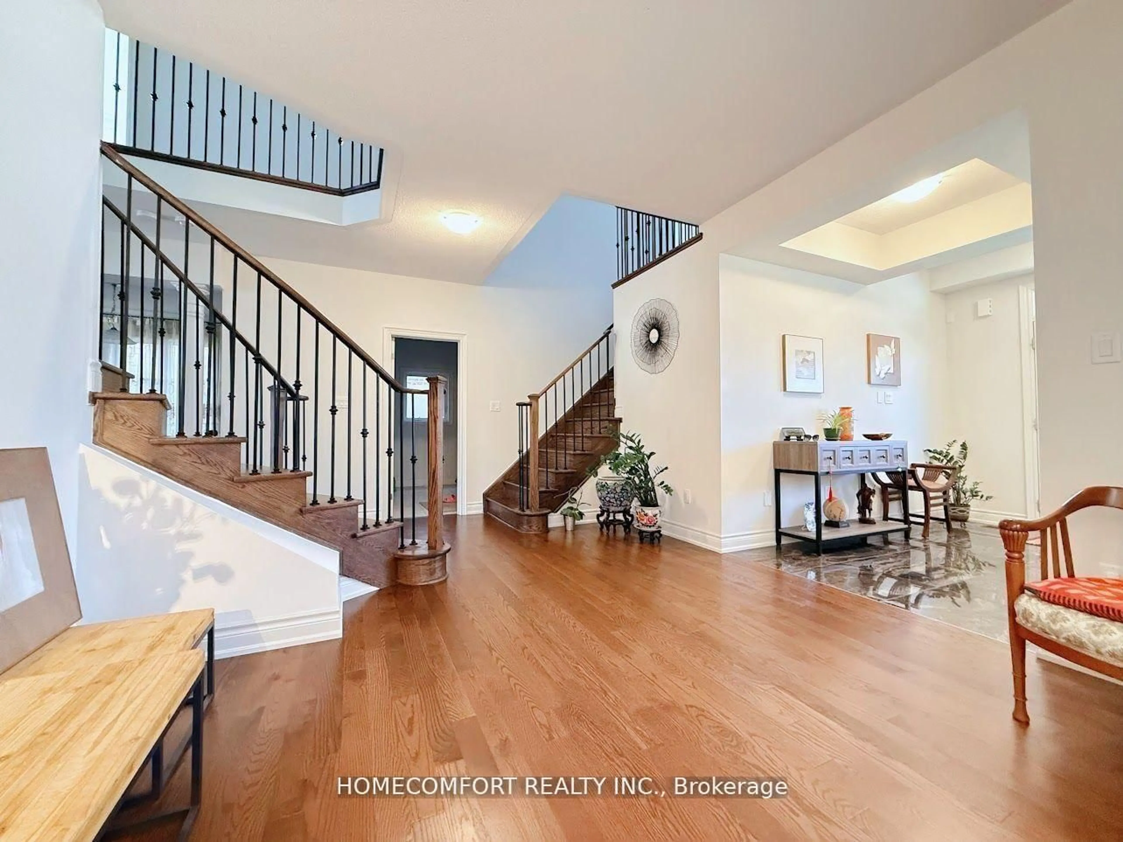 Indoor foyer for 945 Langford Blvd, Bradford West Gwillimbury Ontario L3Z 4J2