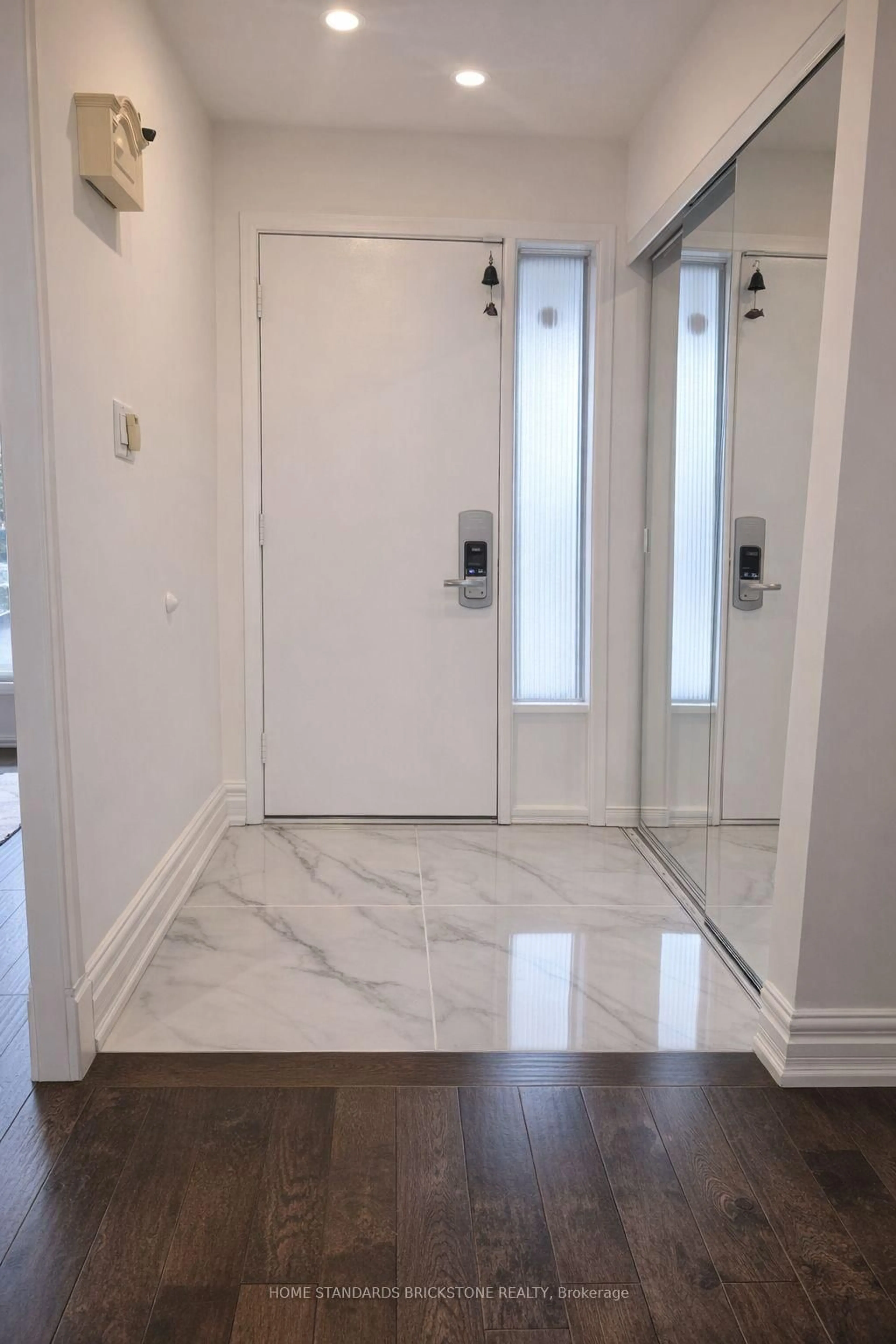 Indoor entryway for 122 Lowe Blvd, Newmarket Ontario L3Y 5T2