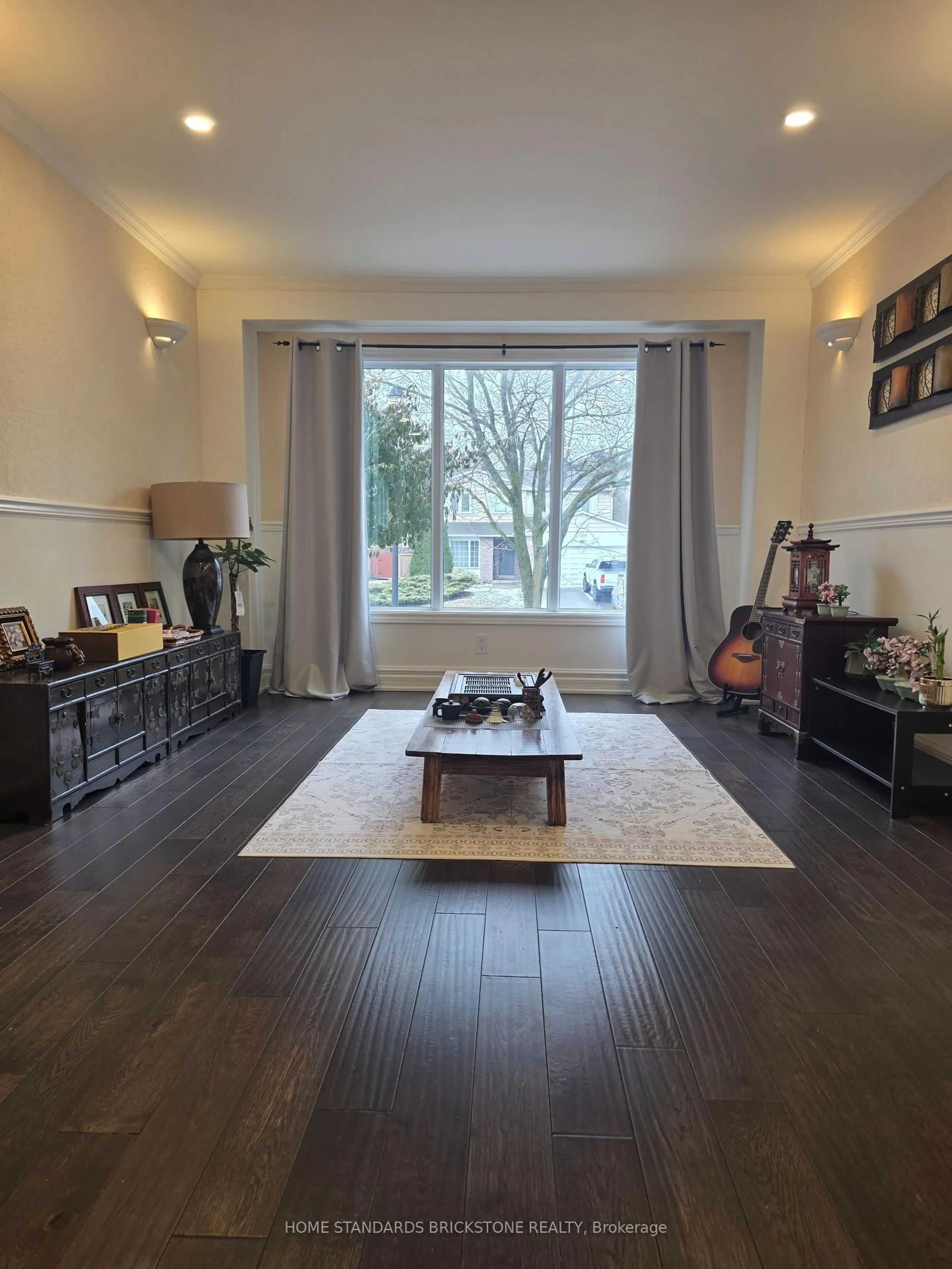 Living room with furniture, wood/laminate floor for 122 Lowe Blvd, Newmarket Ontario L3Y 5T2