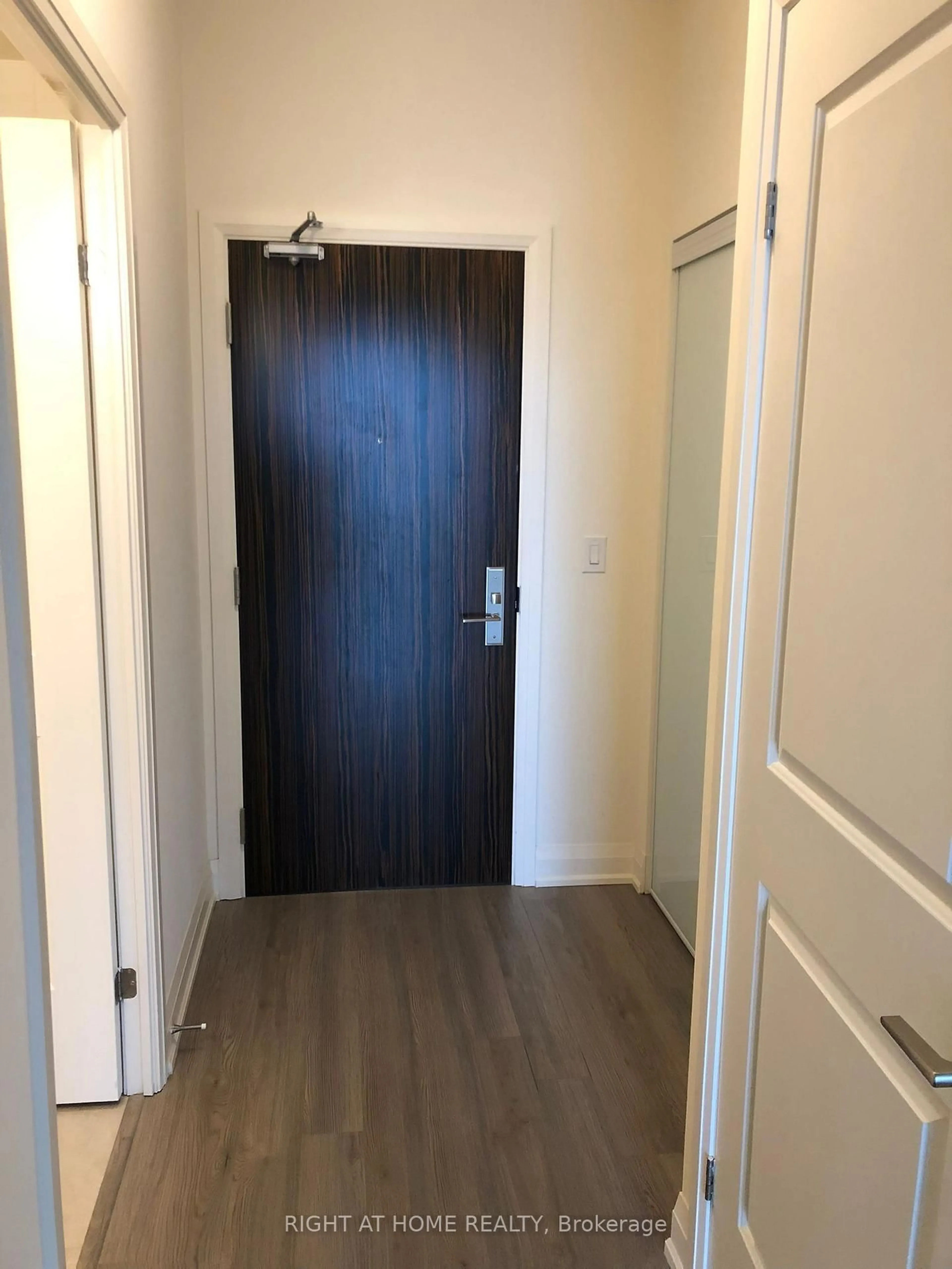 Indoor foyer for 8763 Bayview Ave #-326, Richmond Hill Ontario L4B 3V1