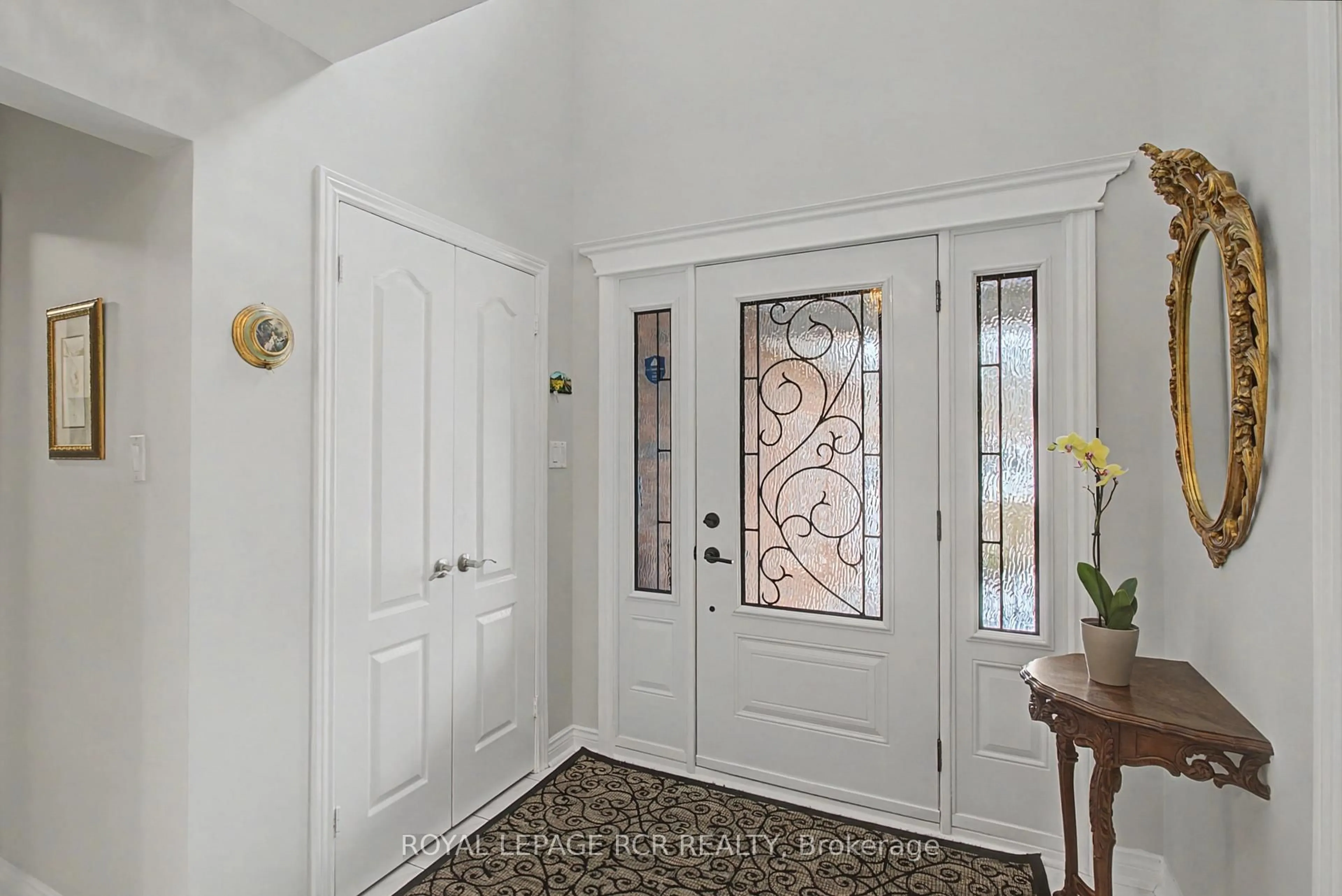 Indoor entryway for 325 Harry Beer Crt, Newmarket Ontario L3Y 8M2