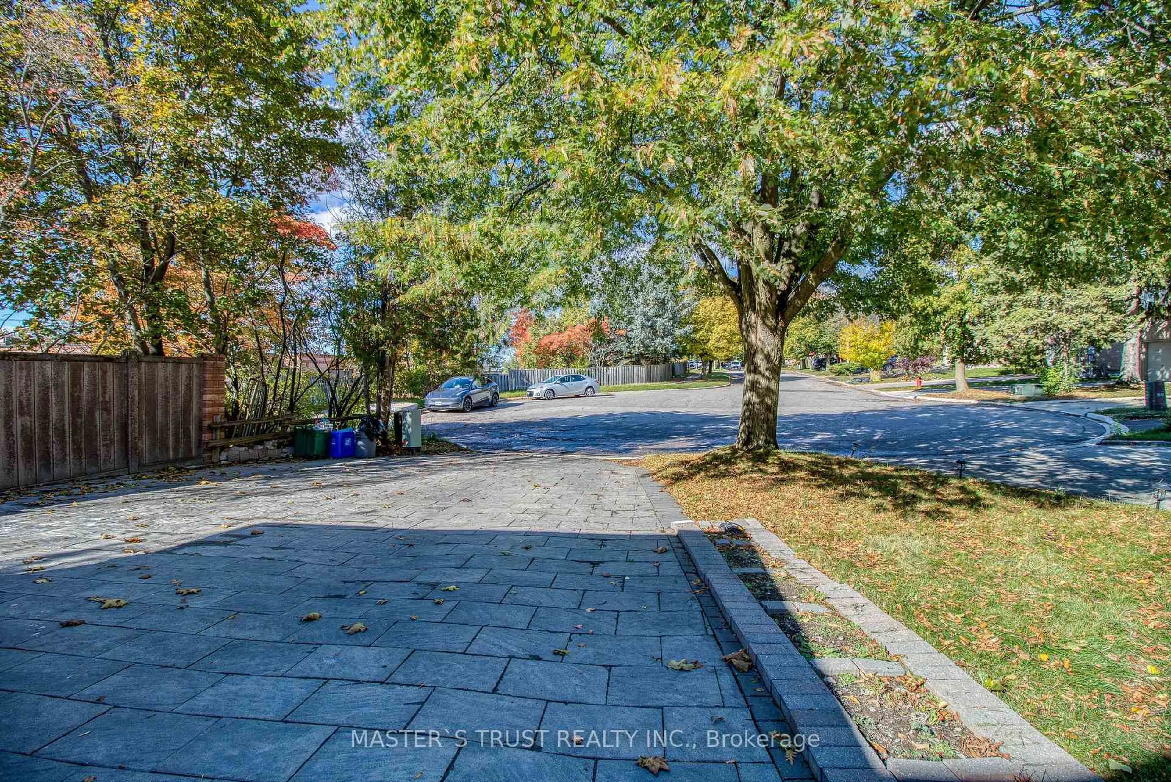 Patio, street for 20 Valhalla Crt, Aurora Ontario L4G 5W3