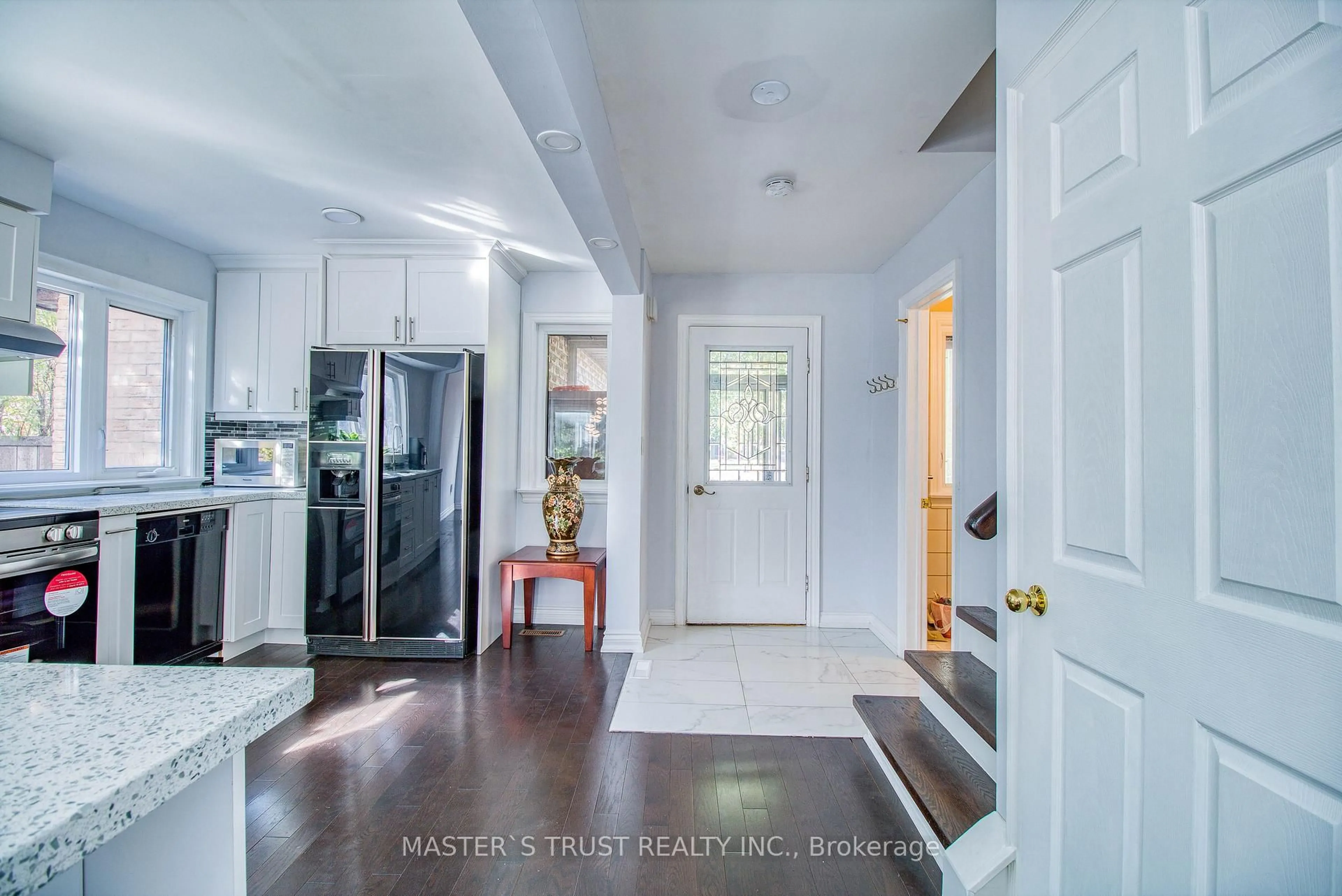 Indoor entryway for 20 Valhalla Crt, Aurora Ontario L4G 5W3