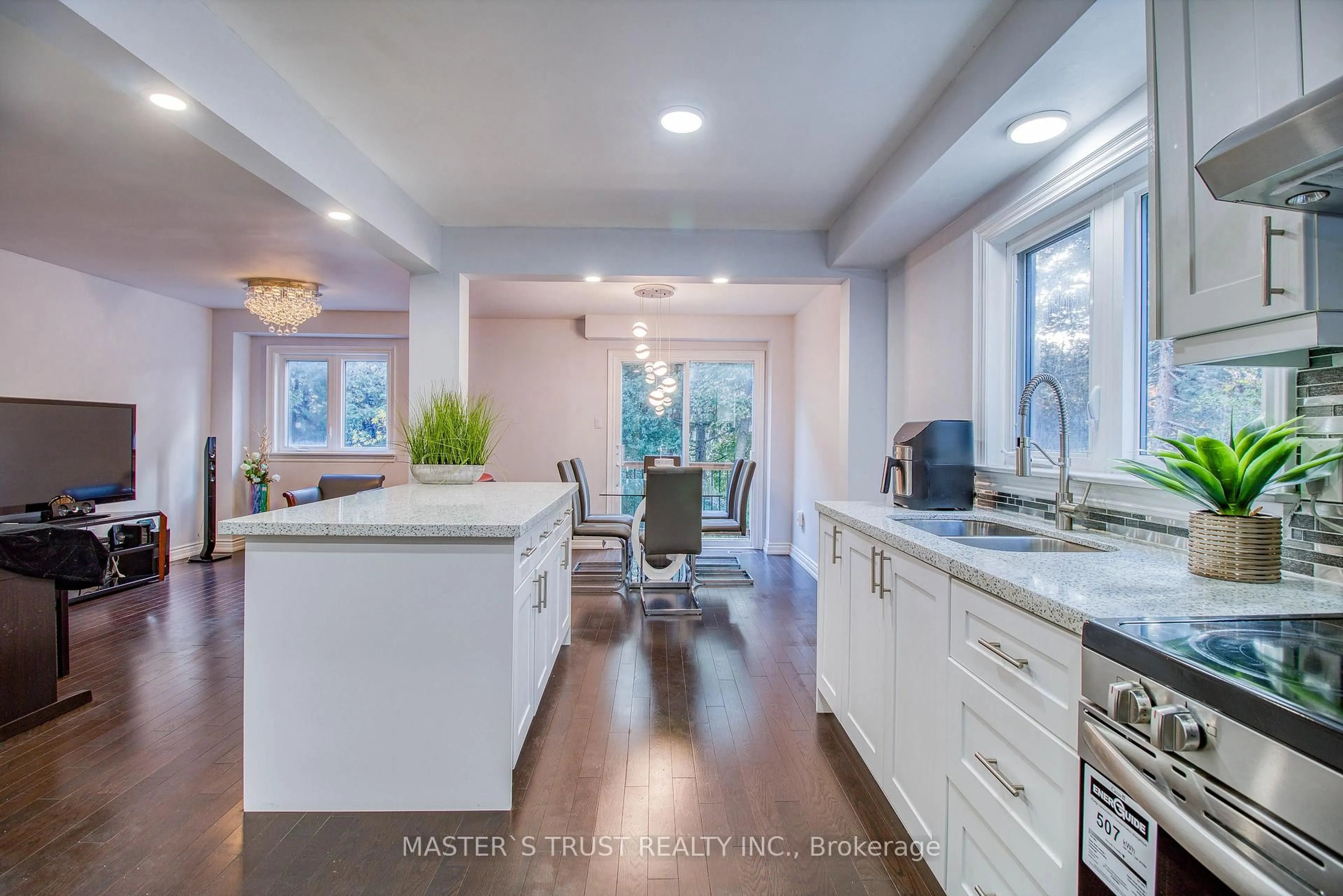 Open concept kitchen, ceramic/tile floor for 20 Valhalla Crt, Aurora Ontario L4G 5W3