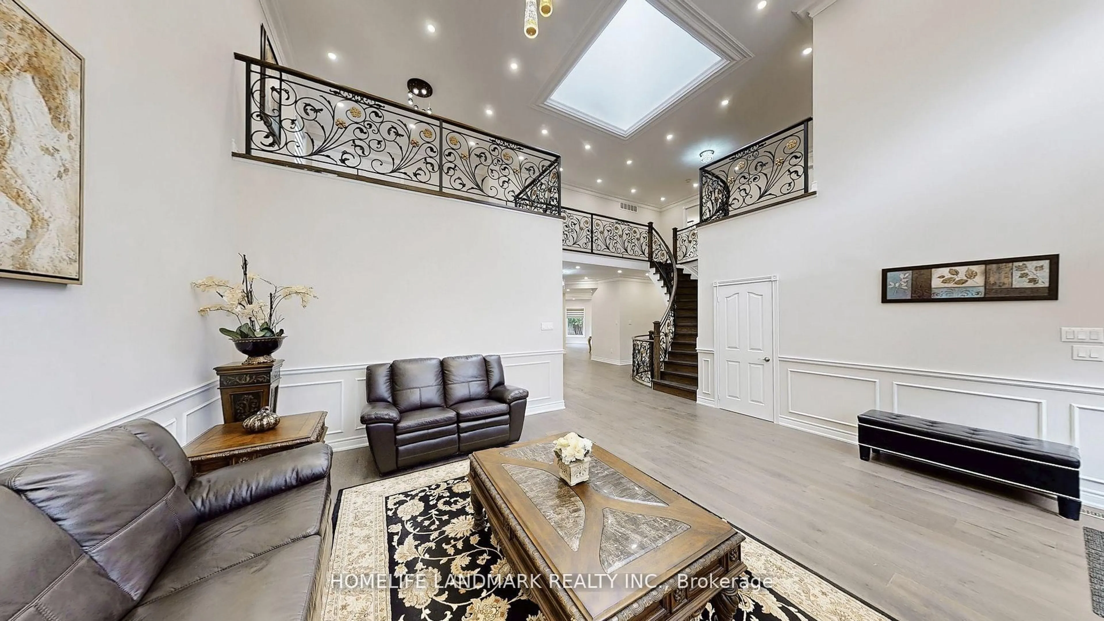 Indoor foyer for 16 Crescentview Rd, Richmond Hill Ontario L4B 2Z1