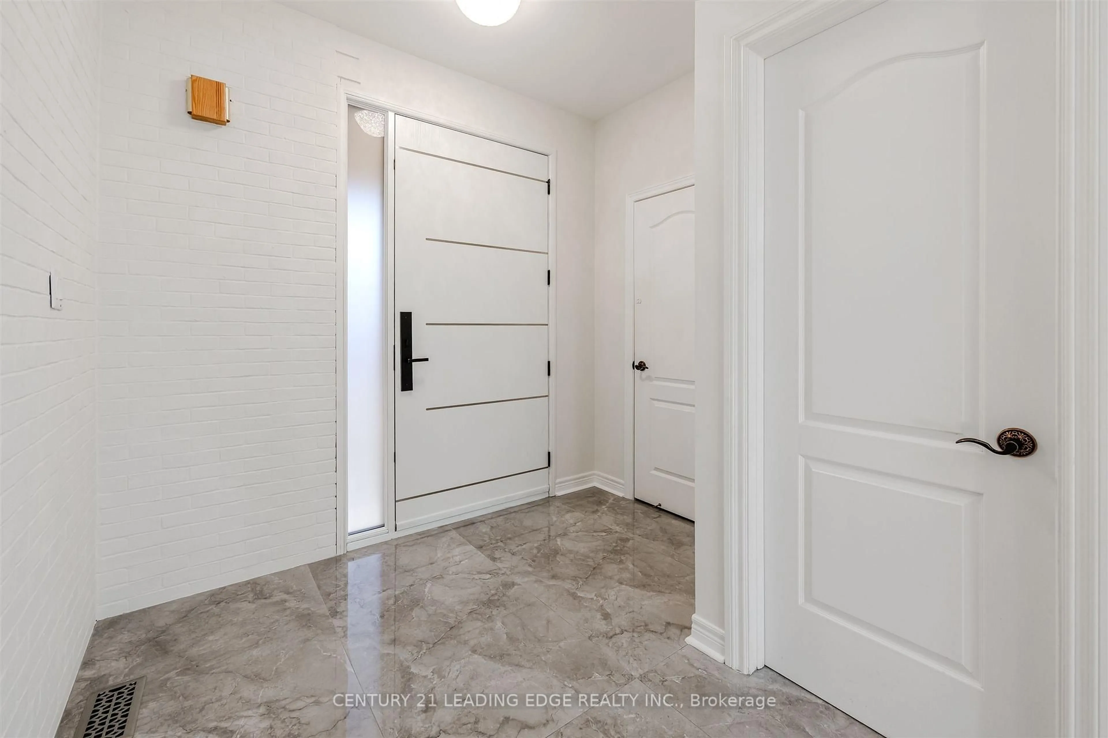 Indoor entryway for 193 Tigertail Cres, Bradford West Gwillimbury Ontario L3Z 0M4