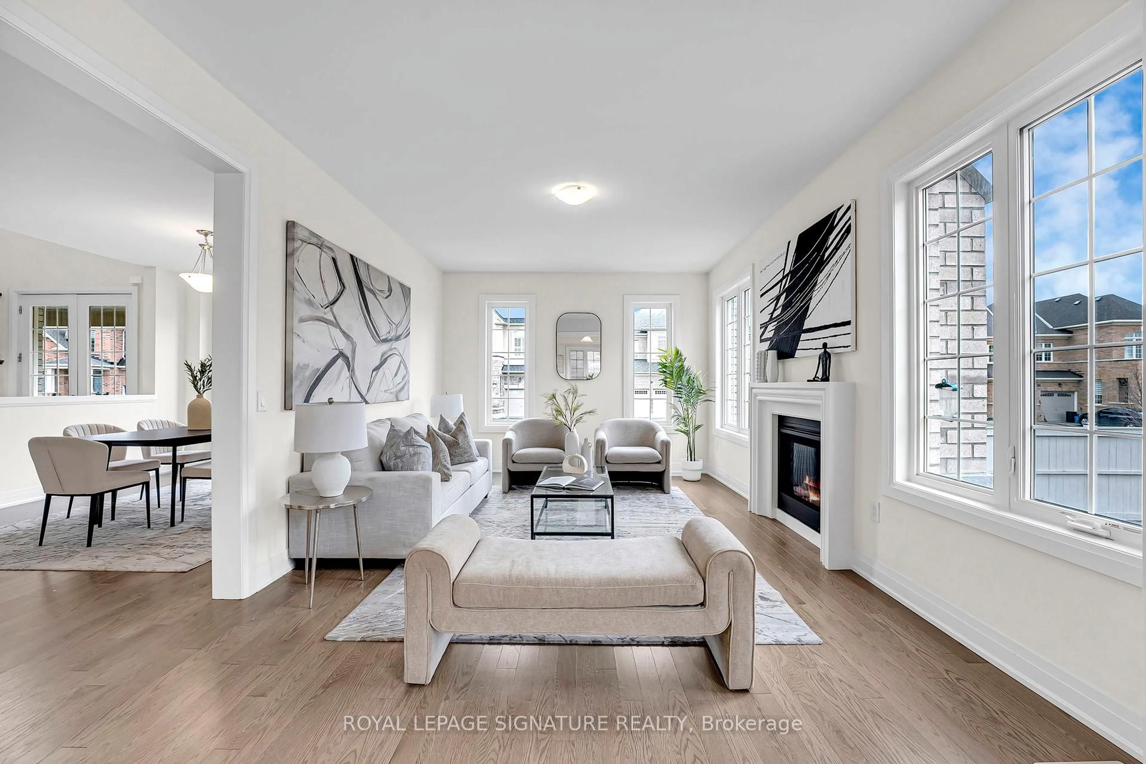 Living room with furniture, unknown for 22 Bill Guy Dr, Georgina Ontario L4P 0H9