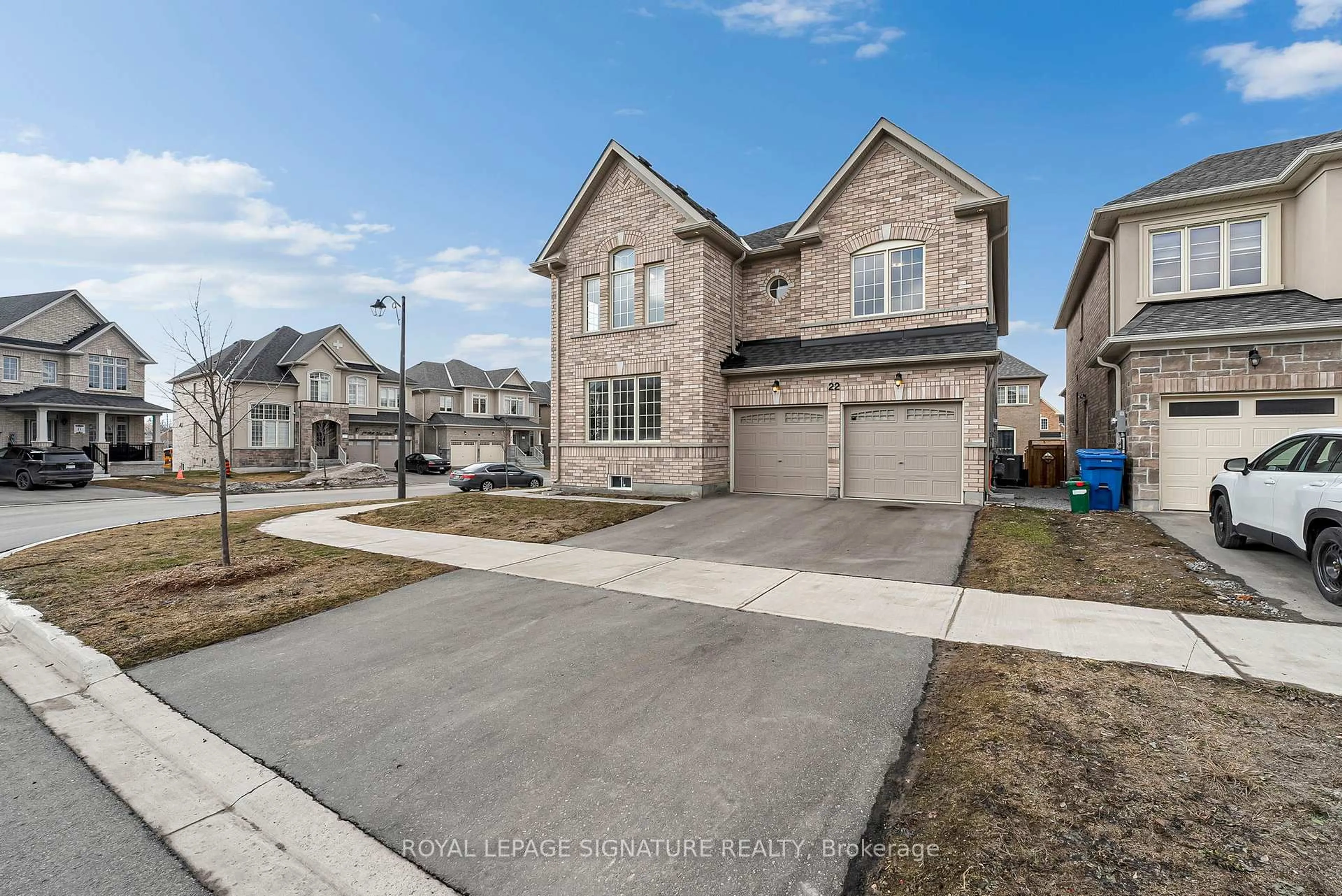 A pic from outside/outdoor area/front of a property/back of a property/a pic from drone, street for 22 Bill Guy Dr, Georgina Ontario L4P 0H9