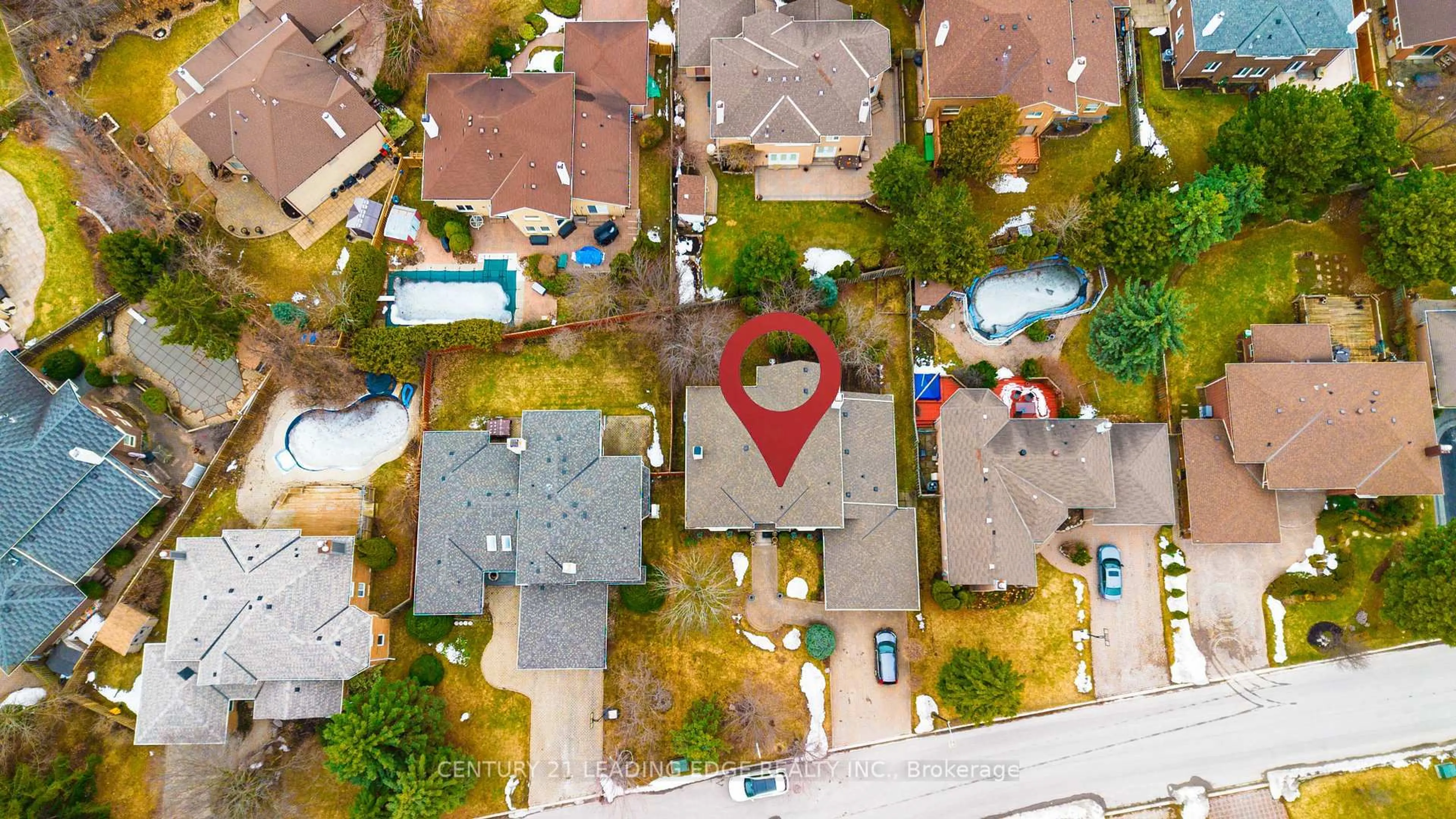 A pic from outside/outdoor area/front of a property/back of a property/a pic from drone, street for 49 Kerrigan Cres, Markham Ontario L3R 7T6