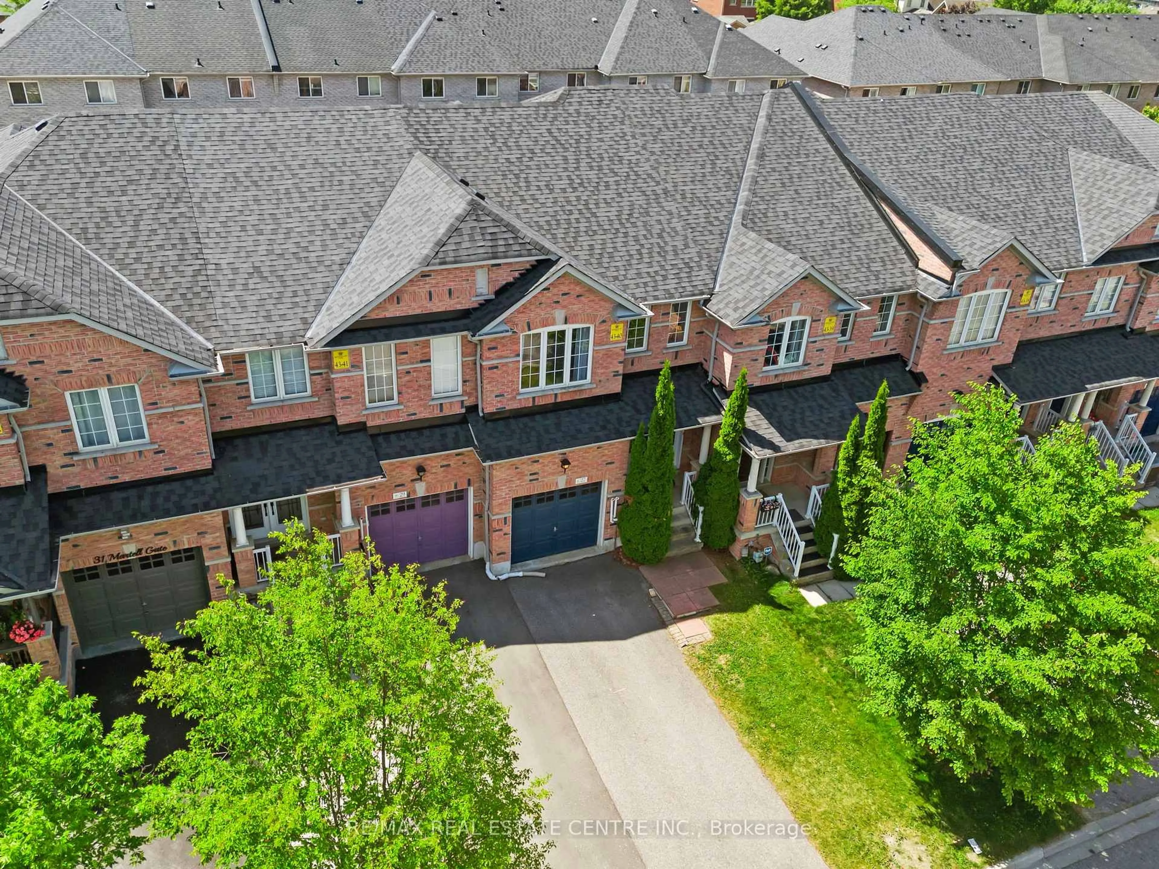 A pic from outside/outdoor area/front of a property/back of a property/a pic from drone, street for 27 Martell Gate, Aurora Ontario L4G 0B9