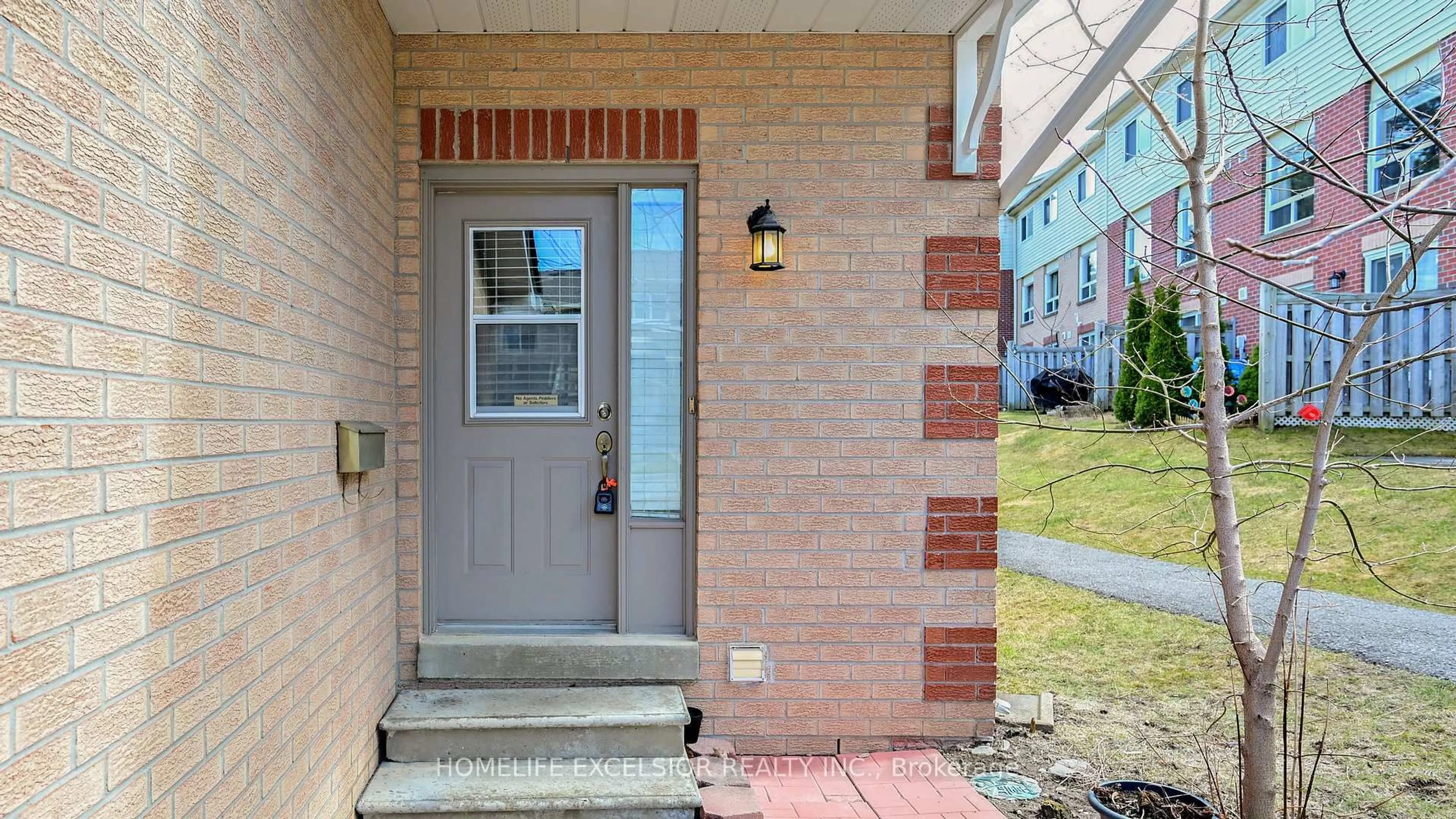 Indoor entryway for 579 Gibney Cres #1, Newmarket Ontario L3X 1Y3