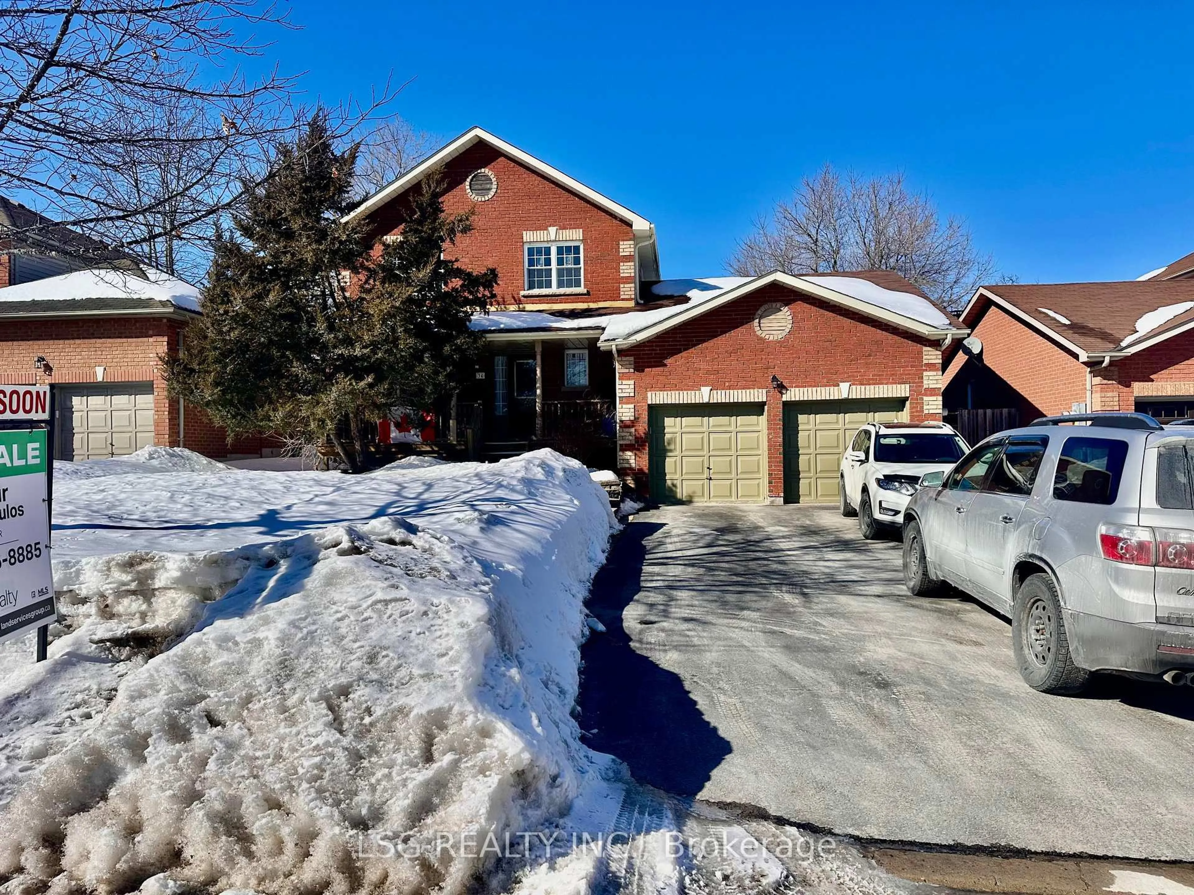 A pic from outside/outdoor area/front of a property/back of a property/a pic from drone, street for 34 South Balsam St, Uxbridge Ontario L9P 1V2
