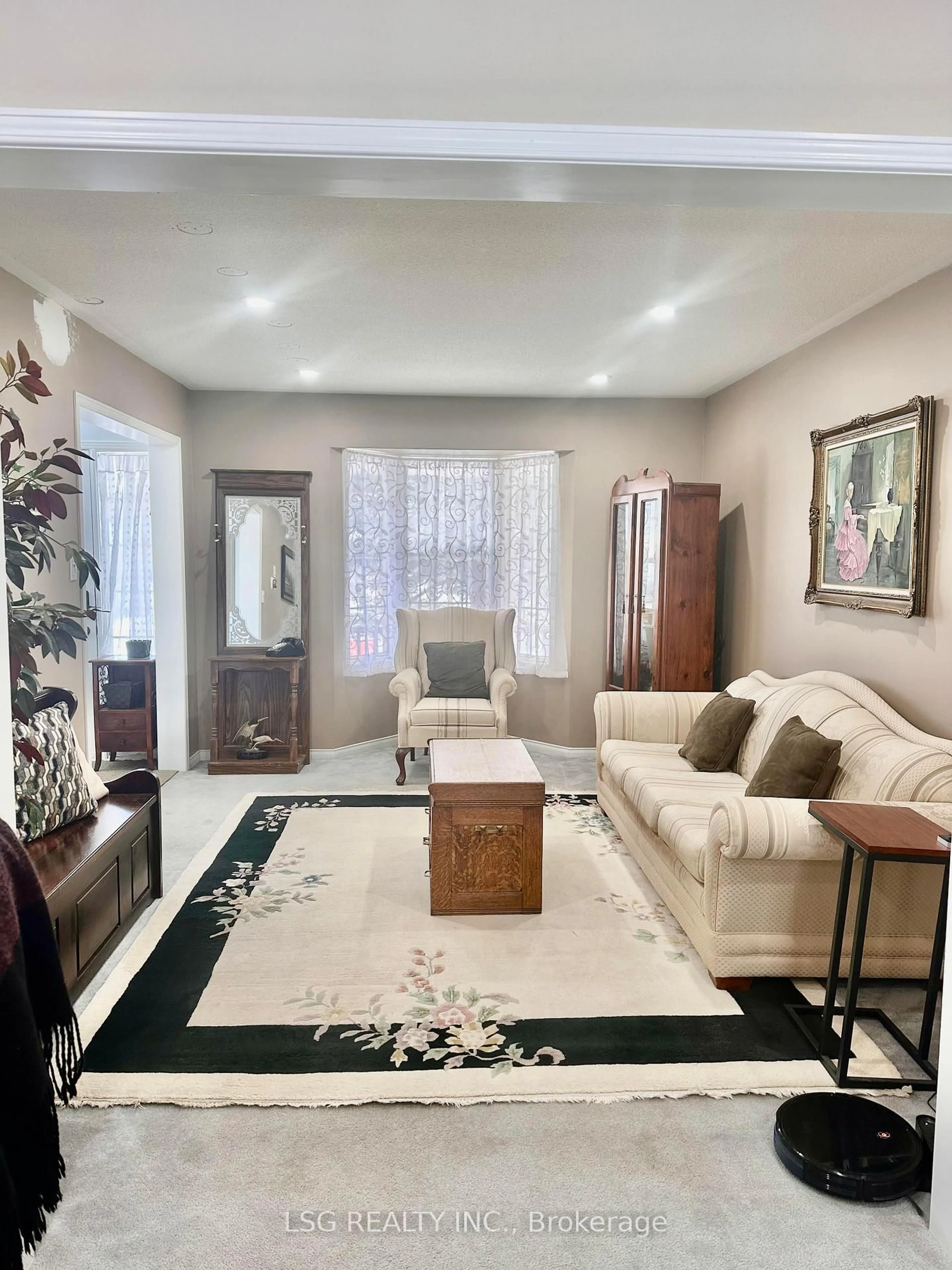 Living room with furniture, unknown for 34 South Balsam St, Uxbridge Ontario L9P 1V2