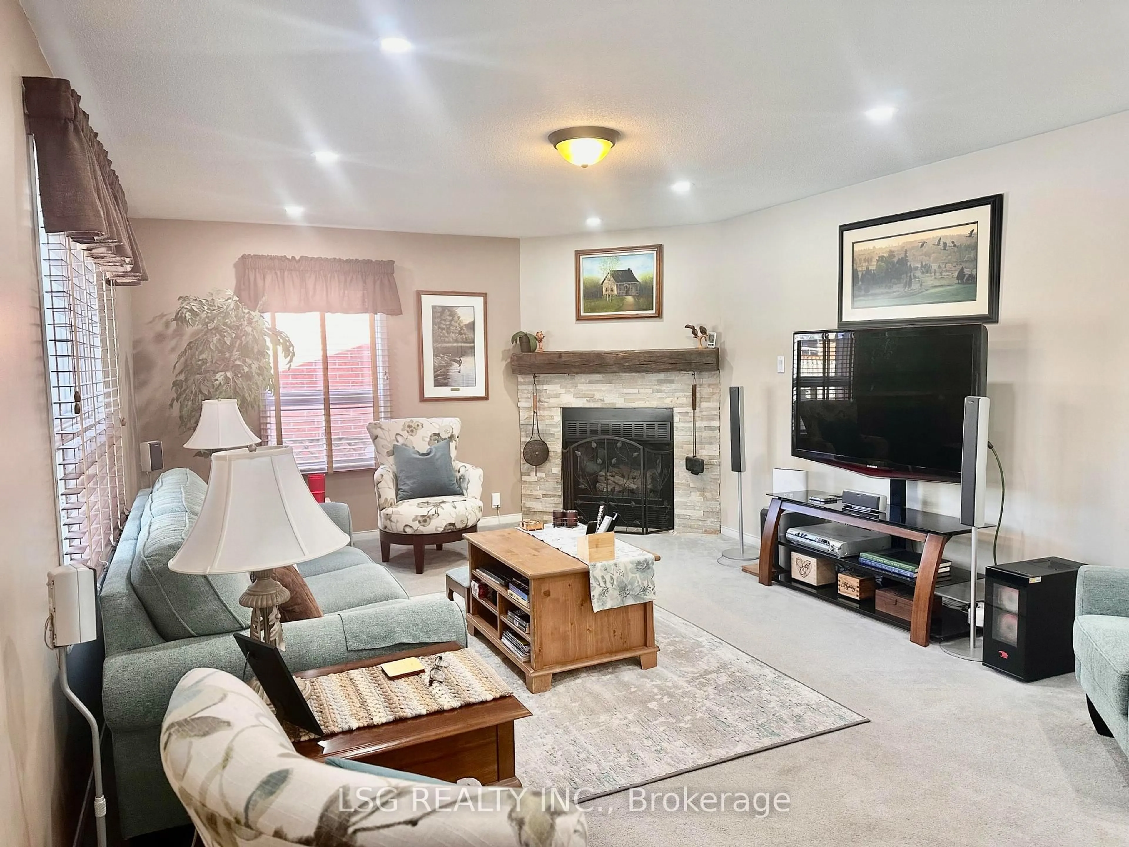 Living room with furniture, unknown for 34 South Balsam St, Uxbridge Ontario L9P 1V2