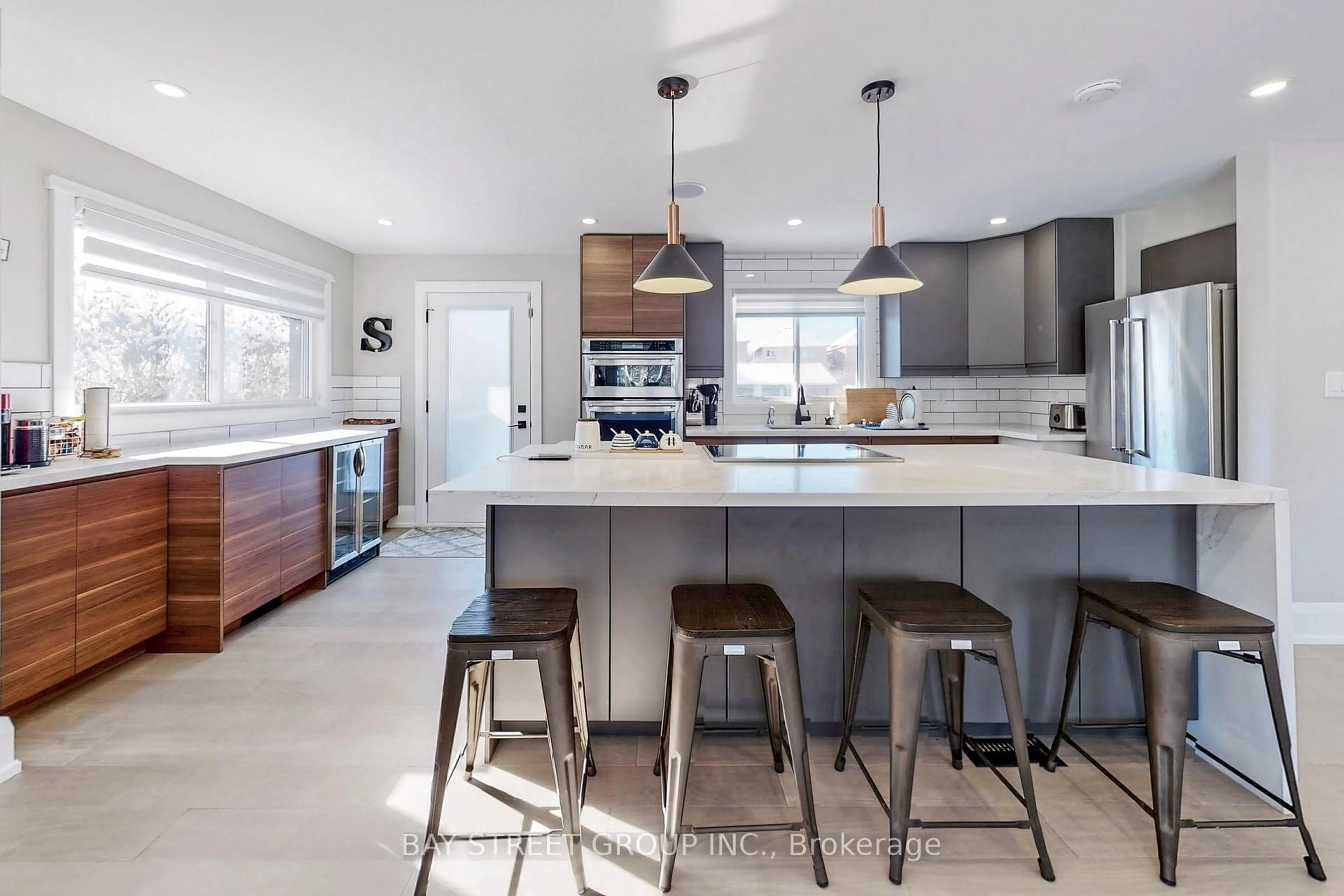 Open concept kitchen, ceramic/tile floor for 646 Simcoe Rd, Bradford West Gwillimbury Ontario L3Z 4A9