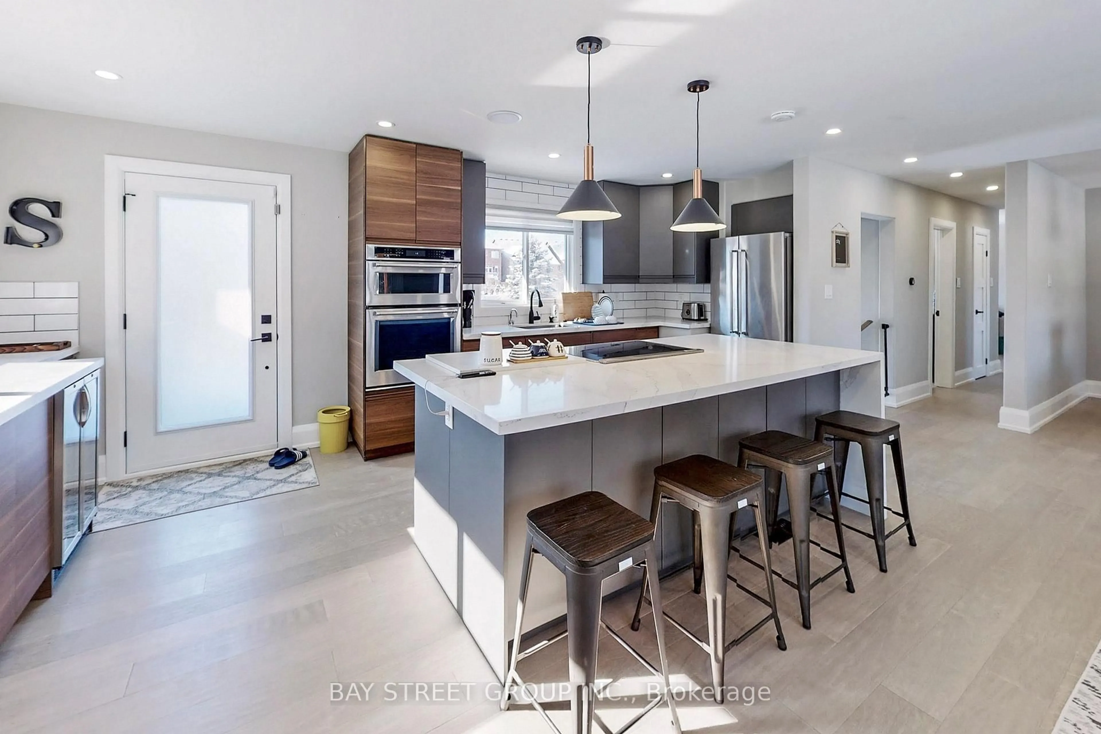 Open concept kitchen, ceramic/tile floor for 646 Simcoe Rd, Bradford West Gwillimbury Ontario L3Z 4A9