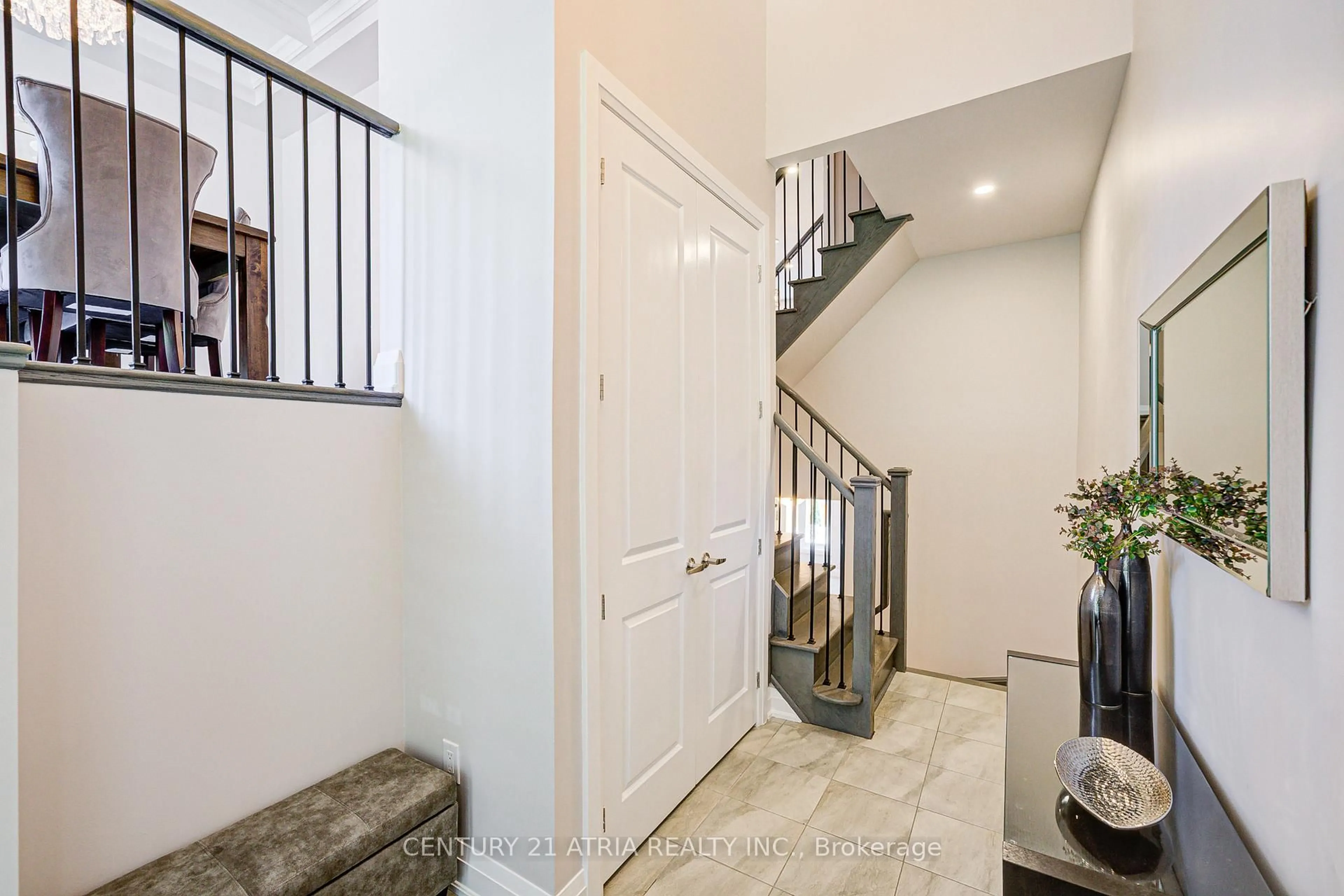Indoor entryway for 63 Duncombe Lane, Richmond Hill Ontario L4C 0Z9