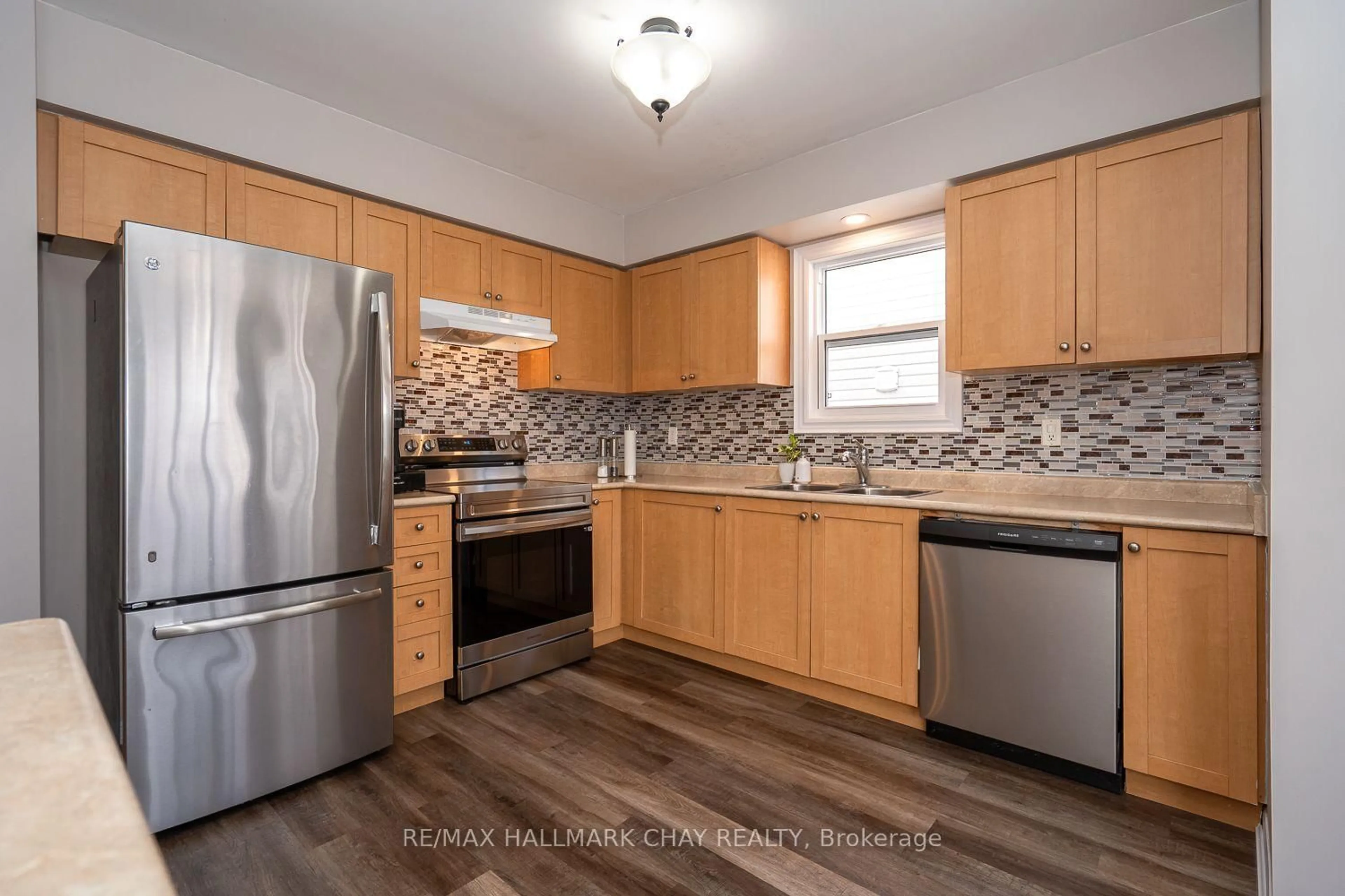 Standard kitchen, wood/laminate floor for 73 Stonemount Cres, Essa Ontario L3W 0C5