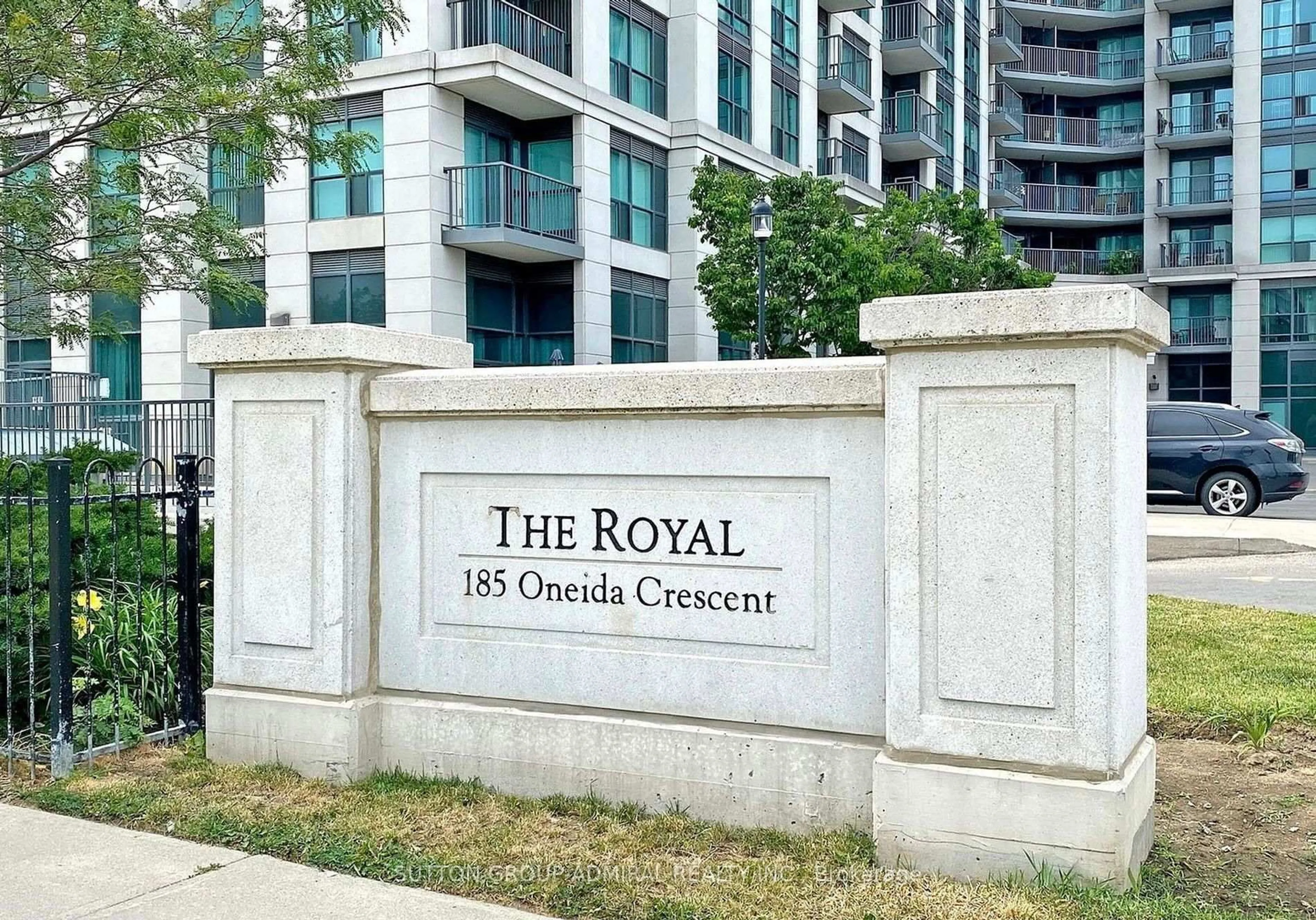 Indoor foyer for 185 Oneida Cres #911, Richmond Hill Ontario L4B 0B1