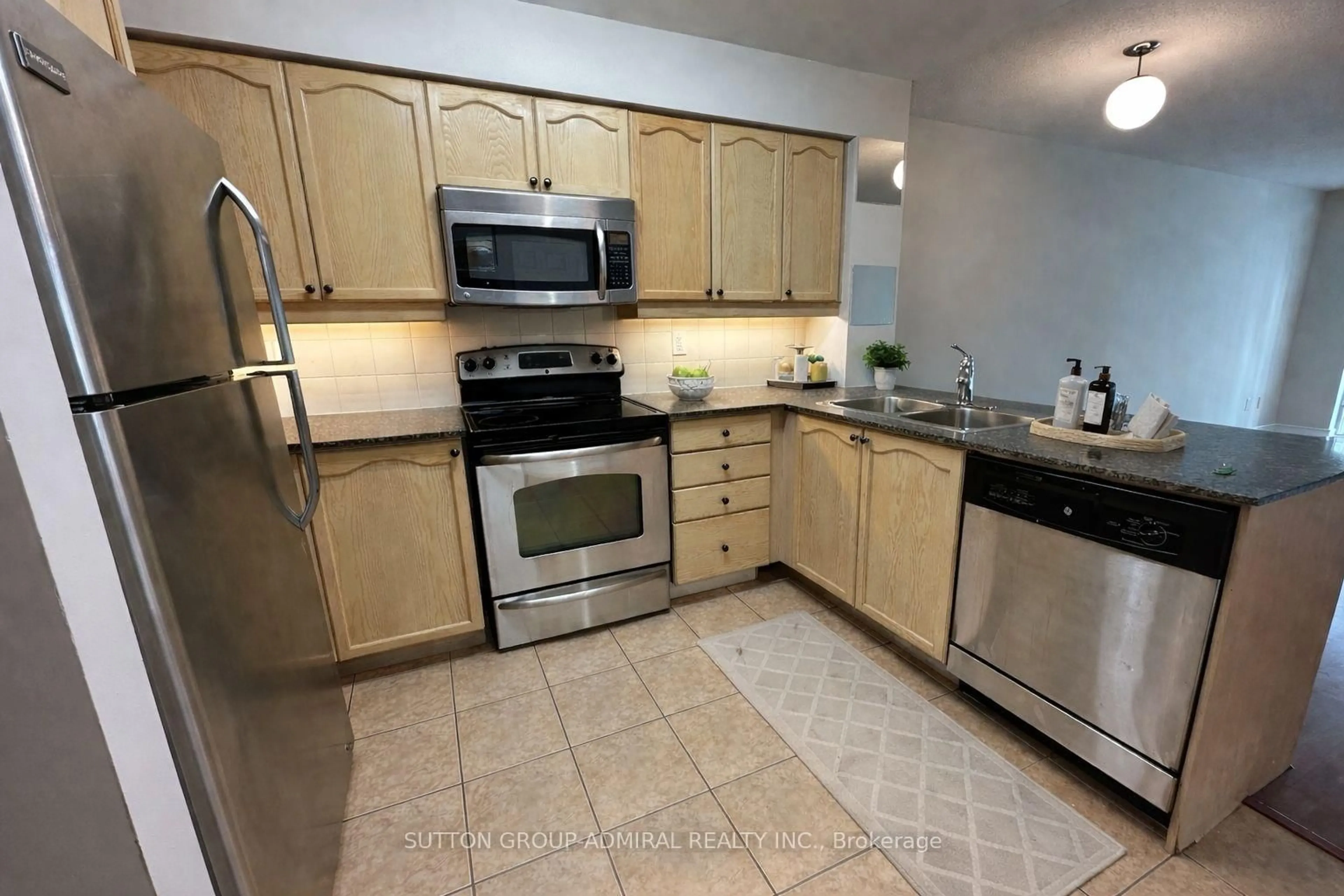 Standard kitchen, ceramic/tile floor for 185 Oneida Cres #911, Richmond Hill Ontario L4B 0B1