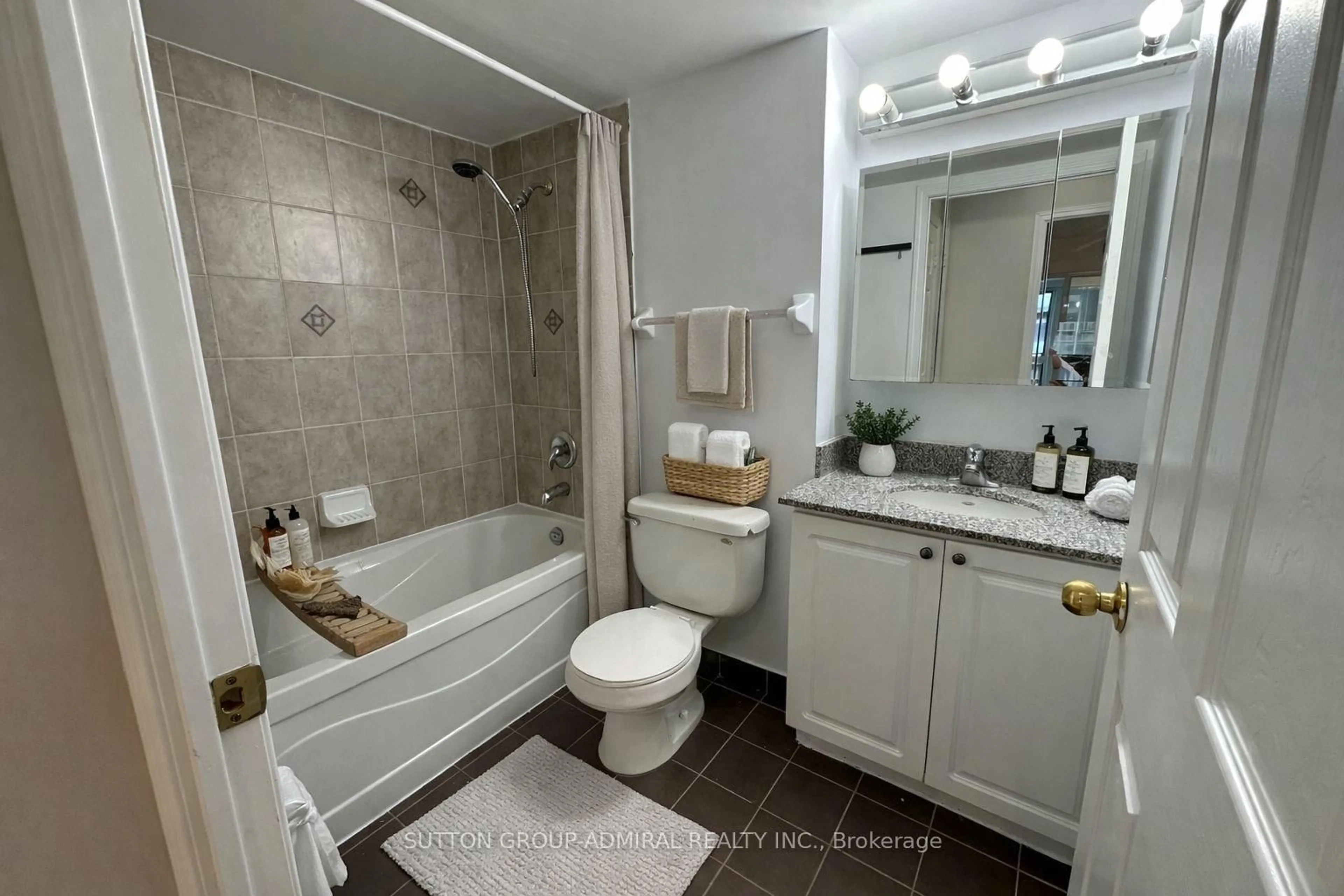 Standard bathroom, ceramic/tile floor for 185 Oneida Cres #911, Richmond Hill Ontario L4B 0B1