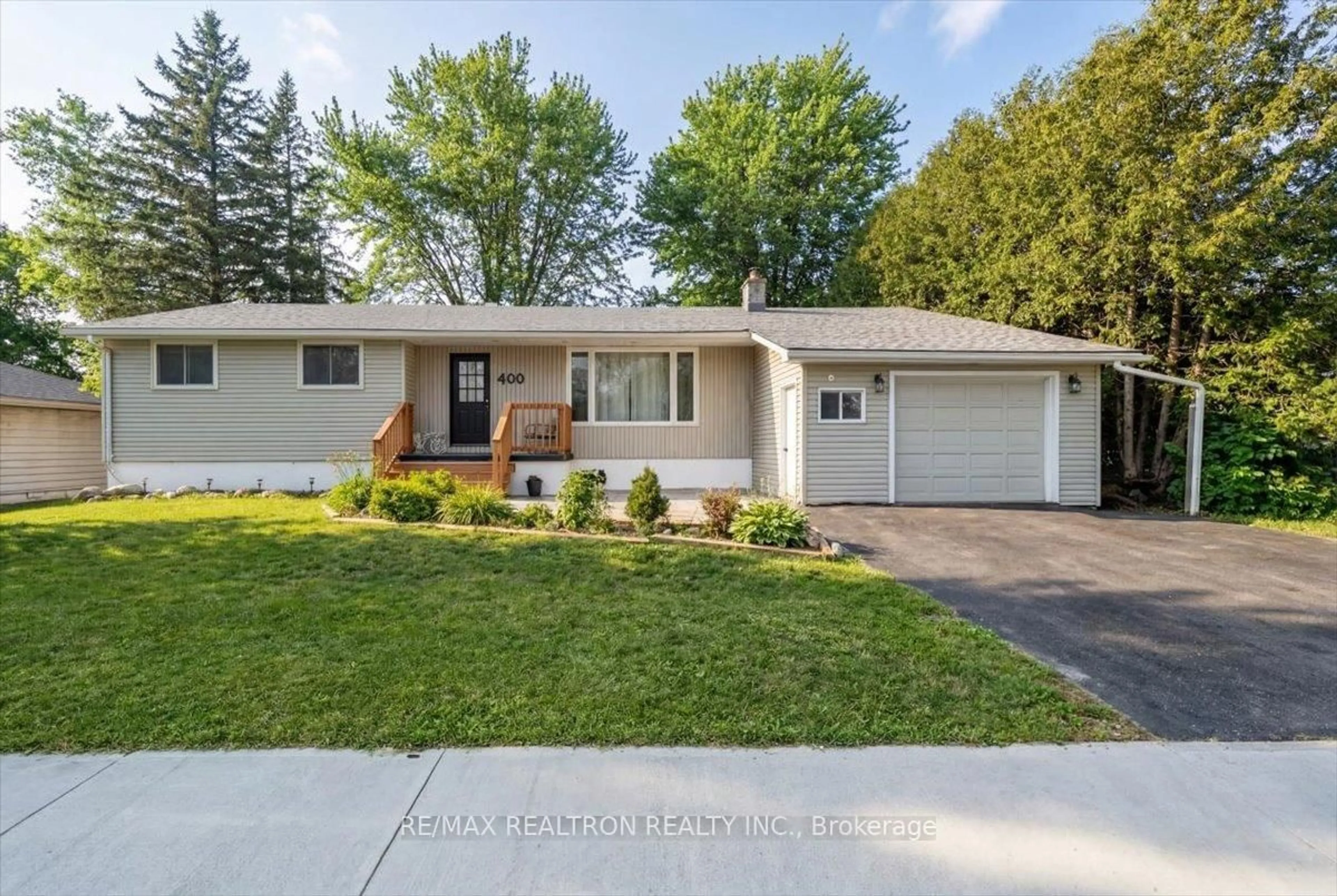 Home with vinyl exterior material, street for 400 Dayfoot St, New Tecumseth Ontario L0G 1A0