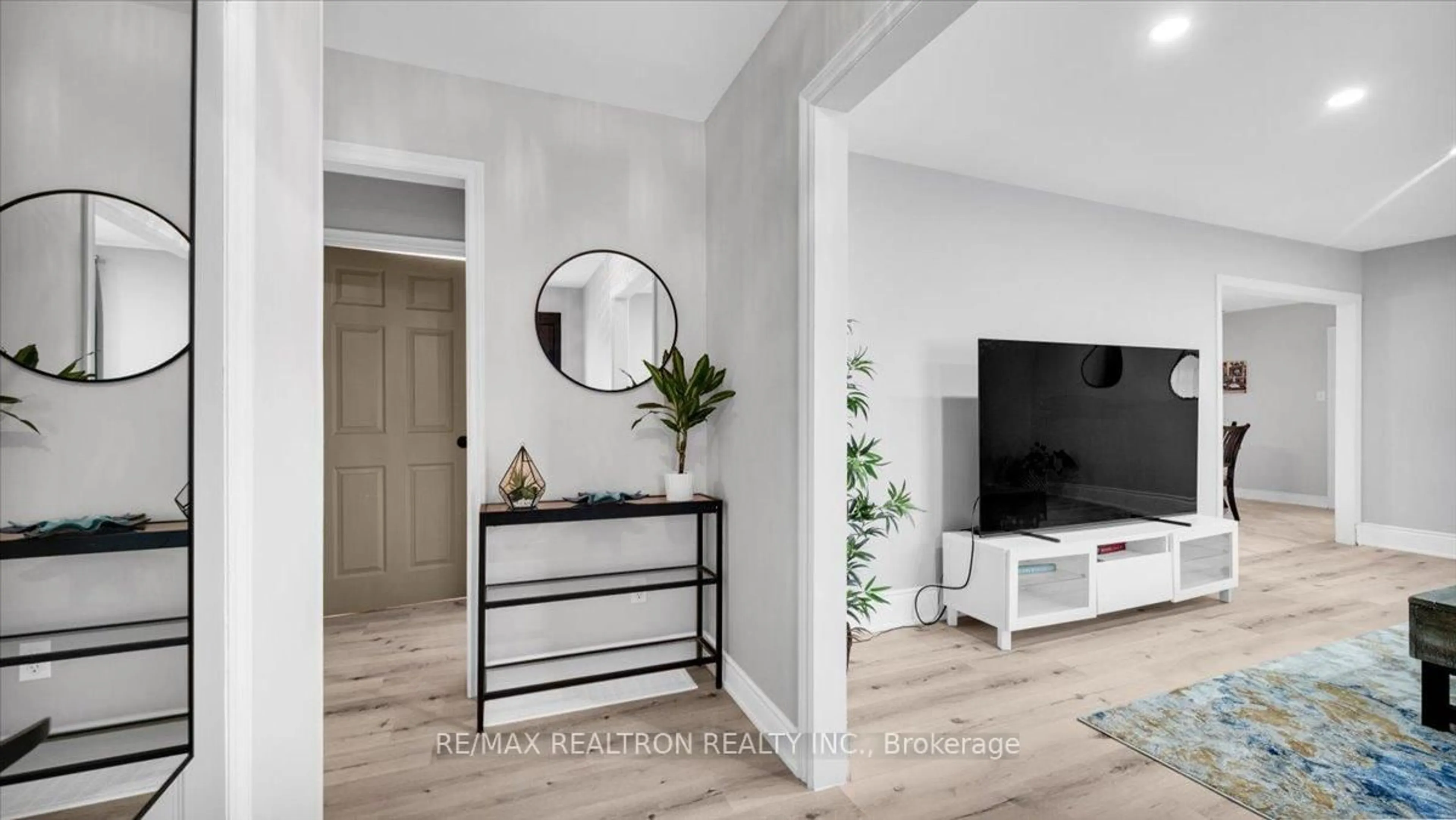 Indoor entryway for 400 Dayfoot St, New Tecumseth Ontario L0G 1A0