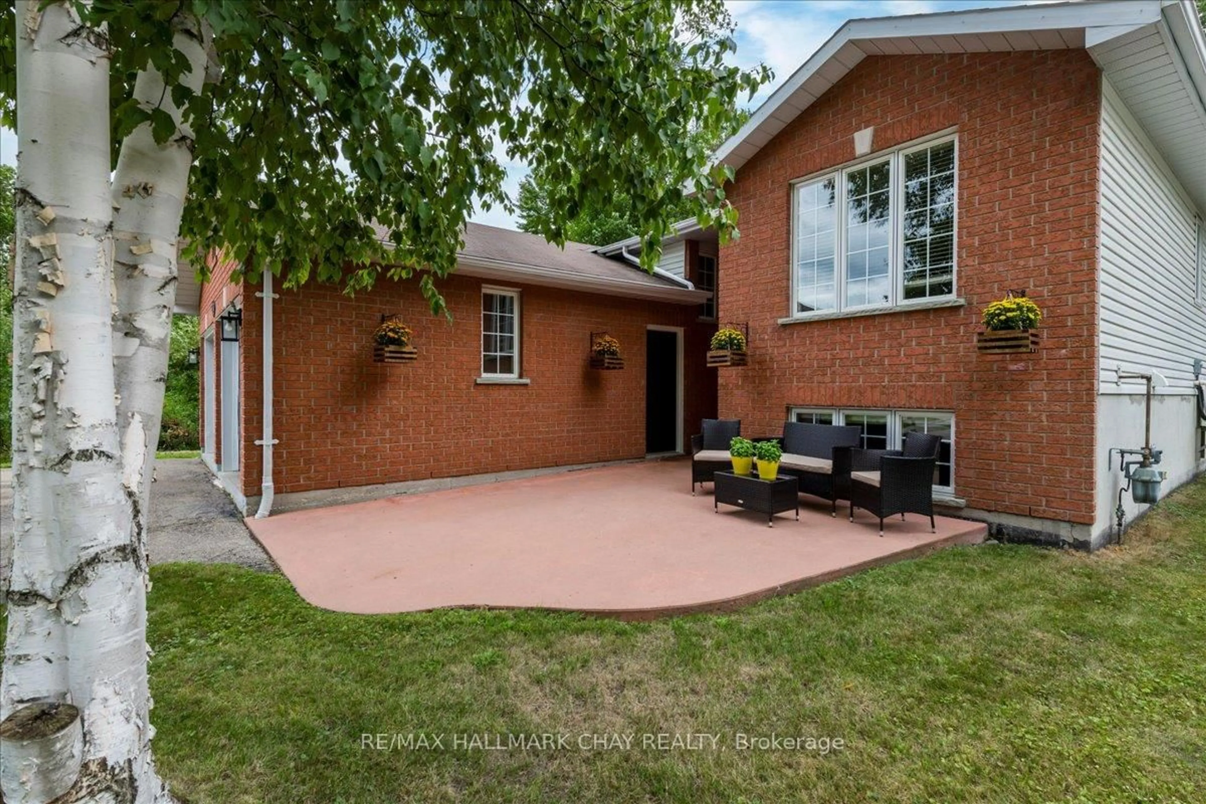 Home with brick exterior material, street for 1103 Belle Aire Beach Rd, Innisfil Ontario L0L 1C0
