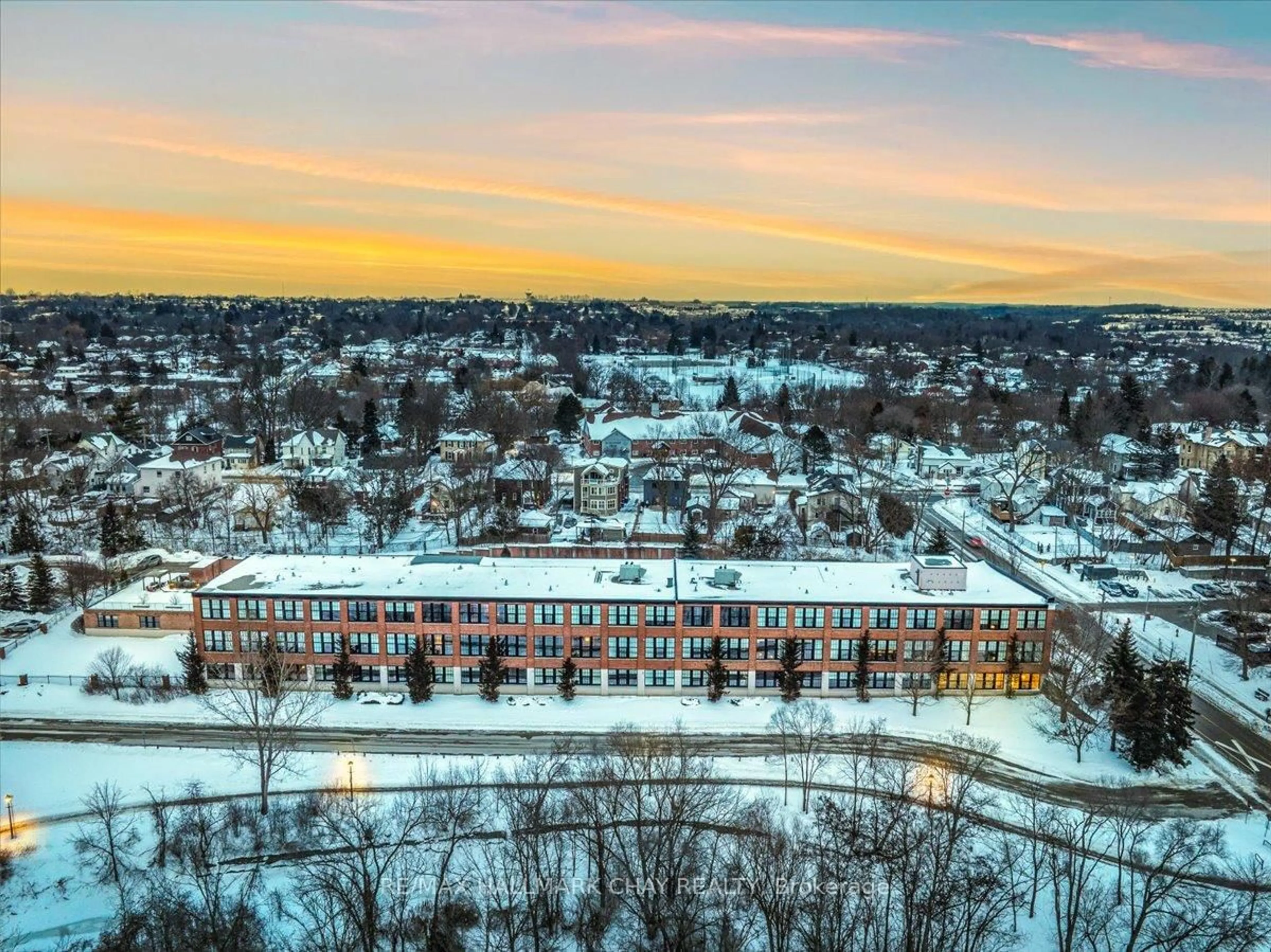 A pic from outside/outdoor area/front of a property/back of a property/a pic from drone, unknown for 543 Timothy St #106, Newmarket Ontario L3Y 1R1