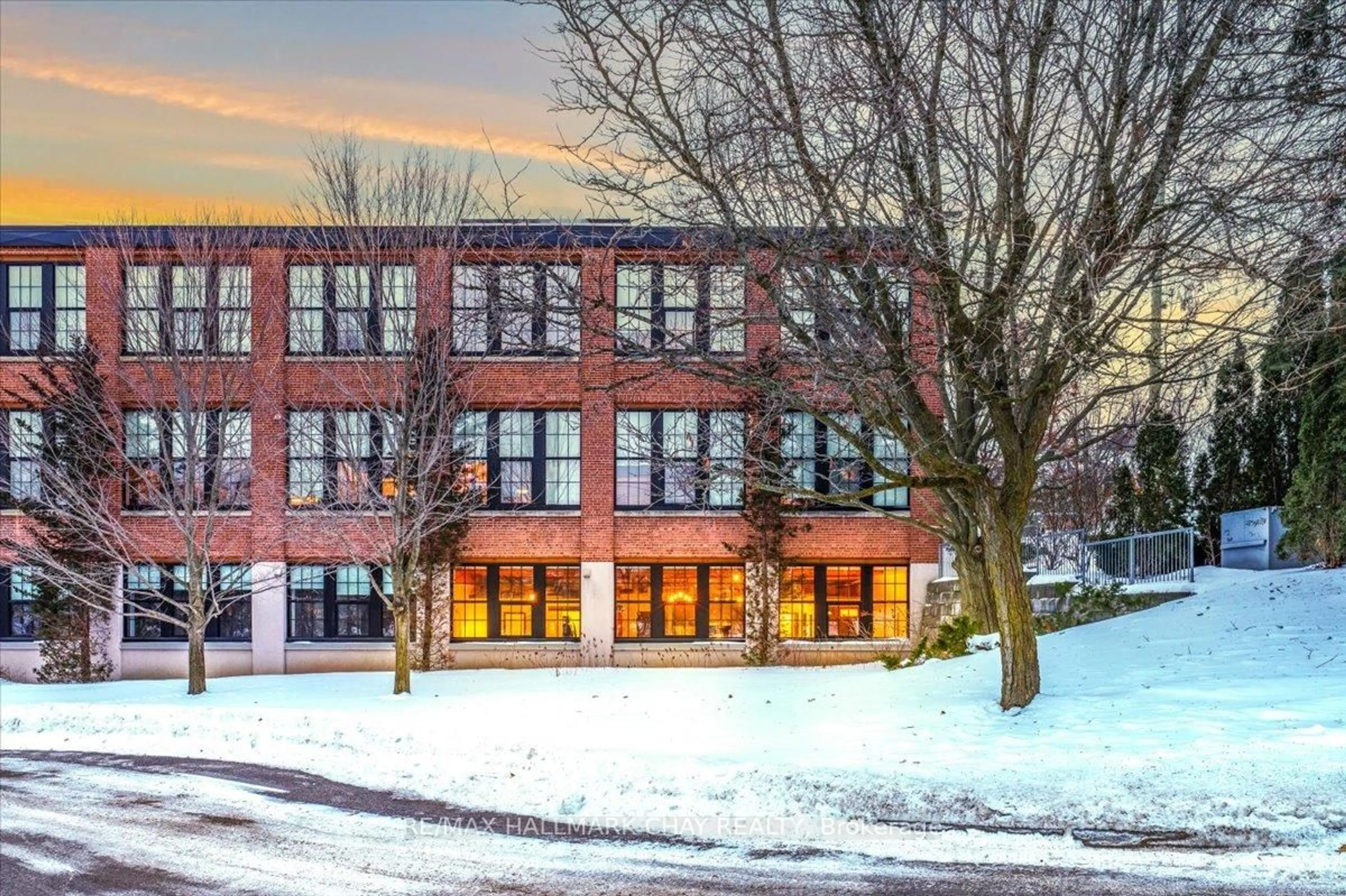 Unknown for 543 Timothy St #106, Newmarket Ontario L3Y 1R1