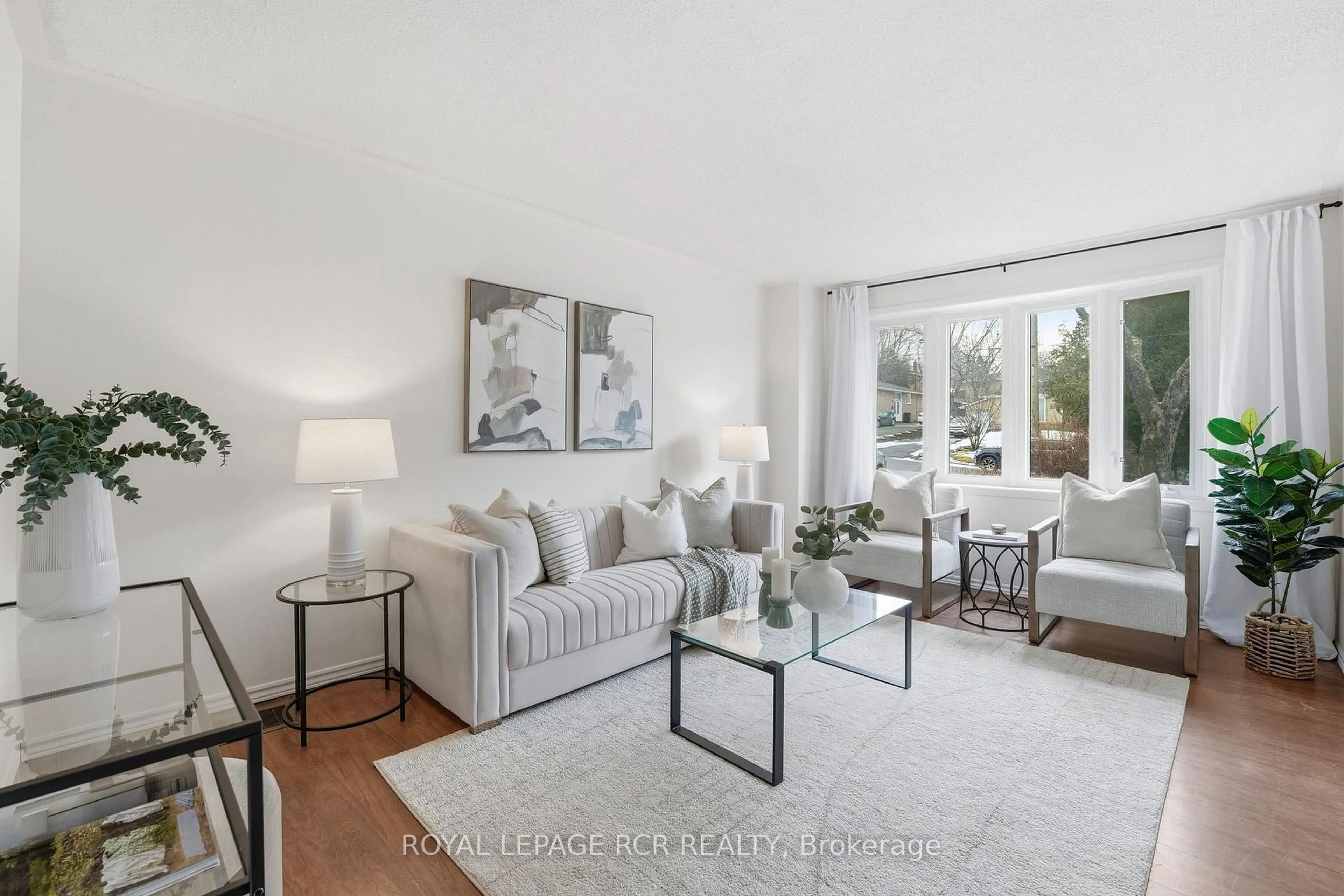 Living room with furniture, unknown for 812 Greenfield Cres, Newmarket Ontario L3Y 3B3